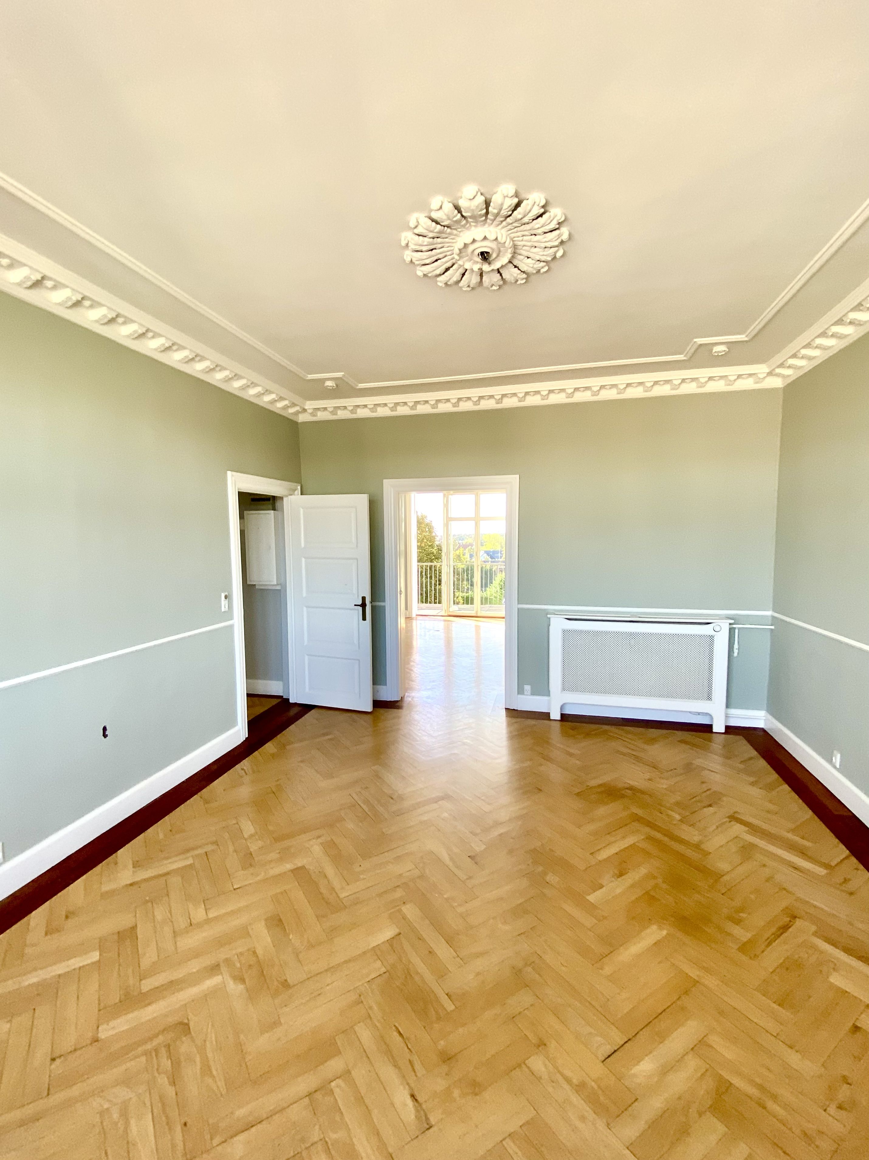 Prime Charlottenlund Location – Beautiful Views in a Classic Modern Building