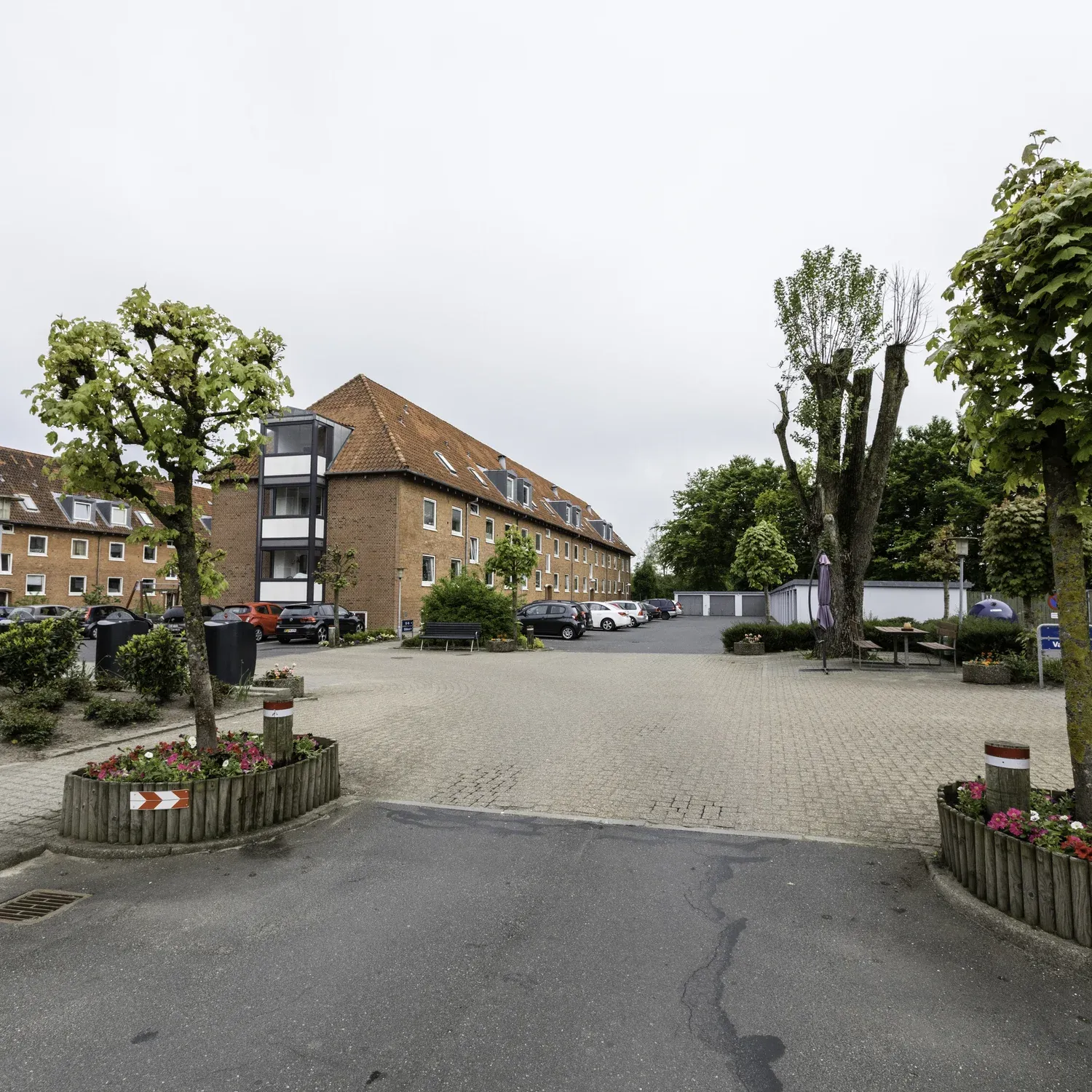 Afdelingen har boliger på Sønderparken og Niels Kjeldsens Vej tæt på kasernen, daginstitutioner, Sønderlandsskolen, Bager Max og ca. 1 km til Kvickly og midtbyen.
