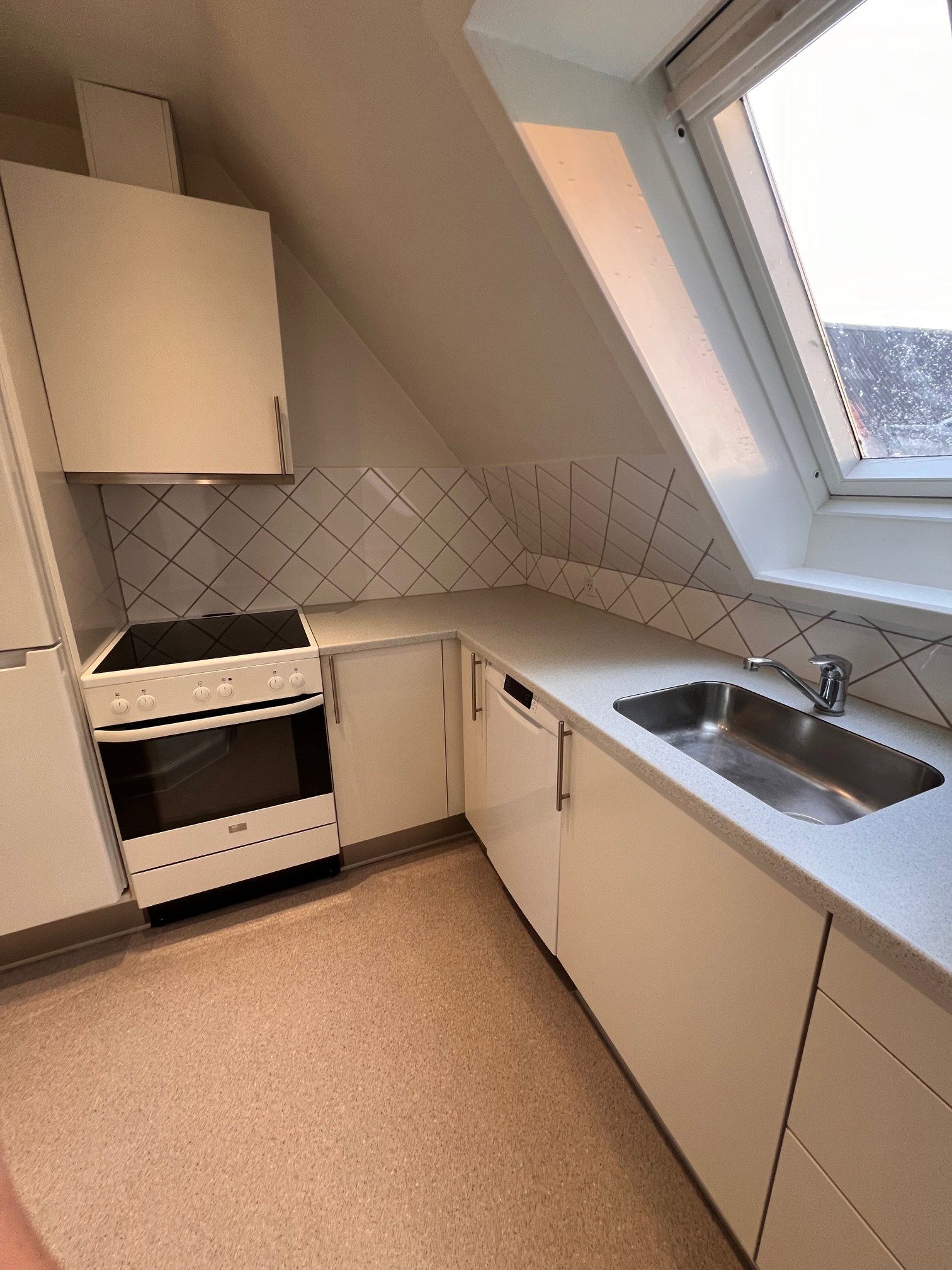 Lys 2-værelses med kvist, opvaskemaskine og charmerende plankegulve – 48 m2