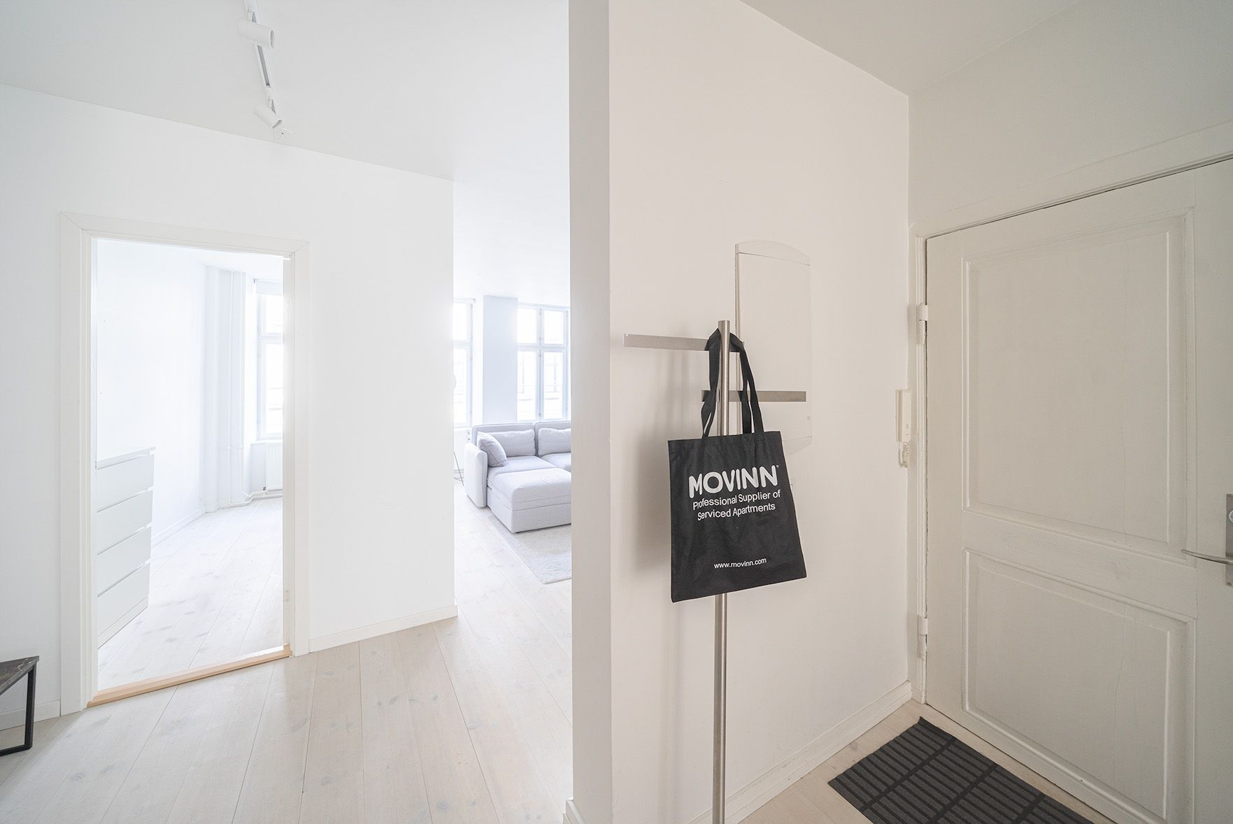 Beautiful 2-BR apartment w/ balcony in the city center