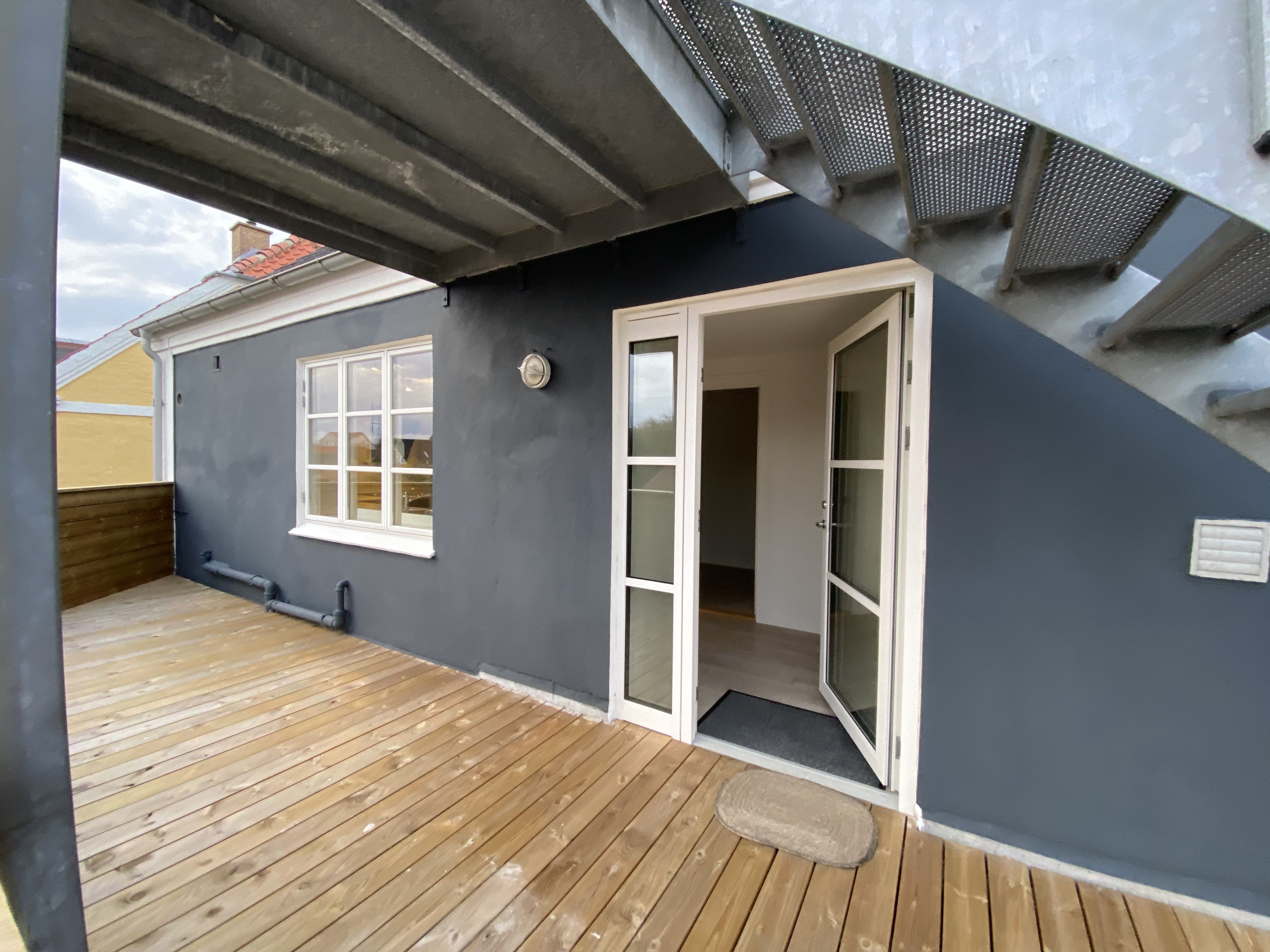 Flot renoveret 4-værelses lejlighed på 125 m2 med stor terrasse og carport.