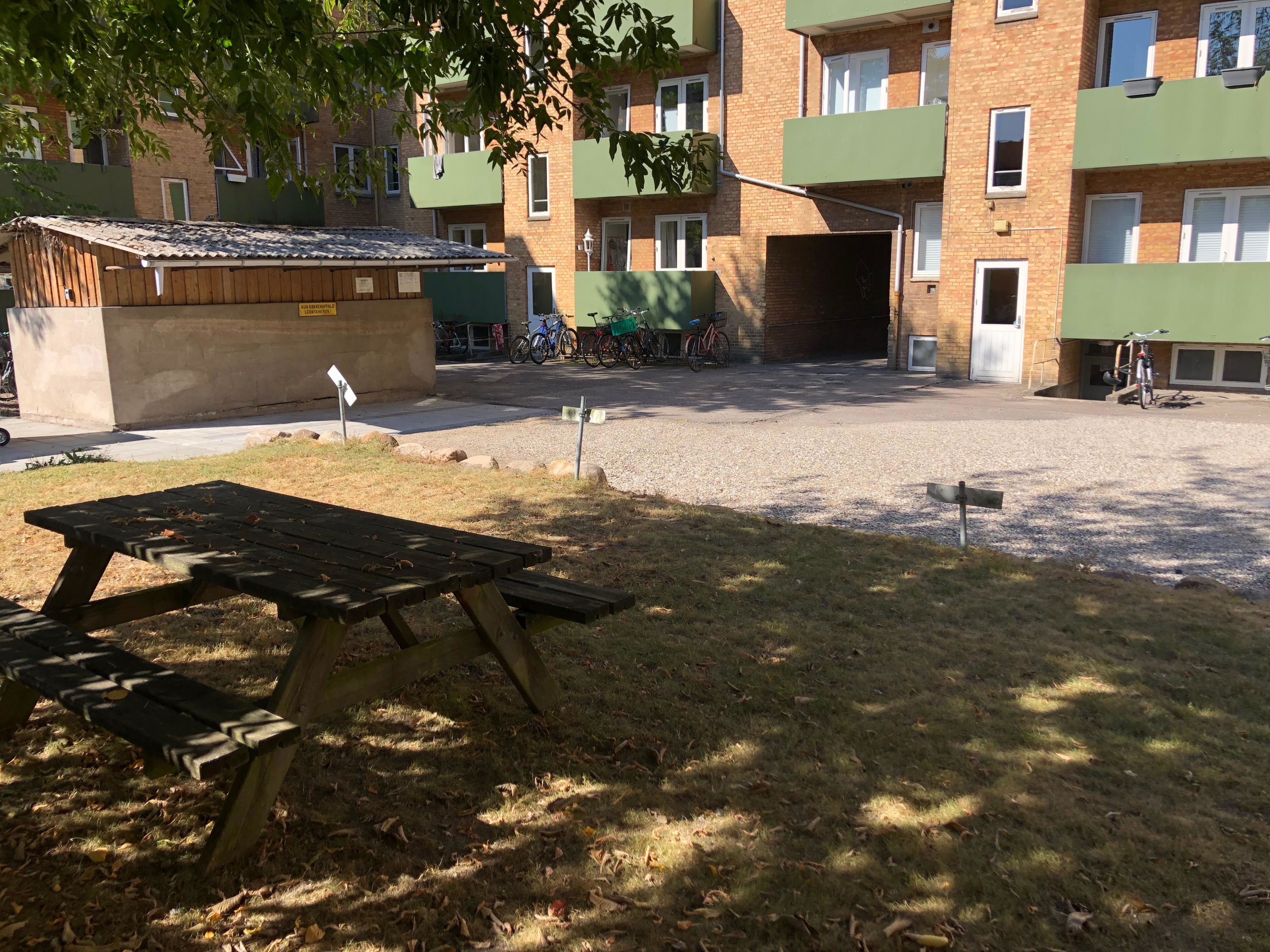 Kæmpe 2 værelses - med renoveret badeværelse, nyt lækkert vaskeri - en af byens bedste ejendomme - gratis parkering