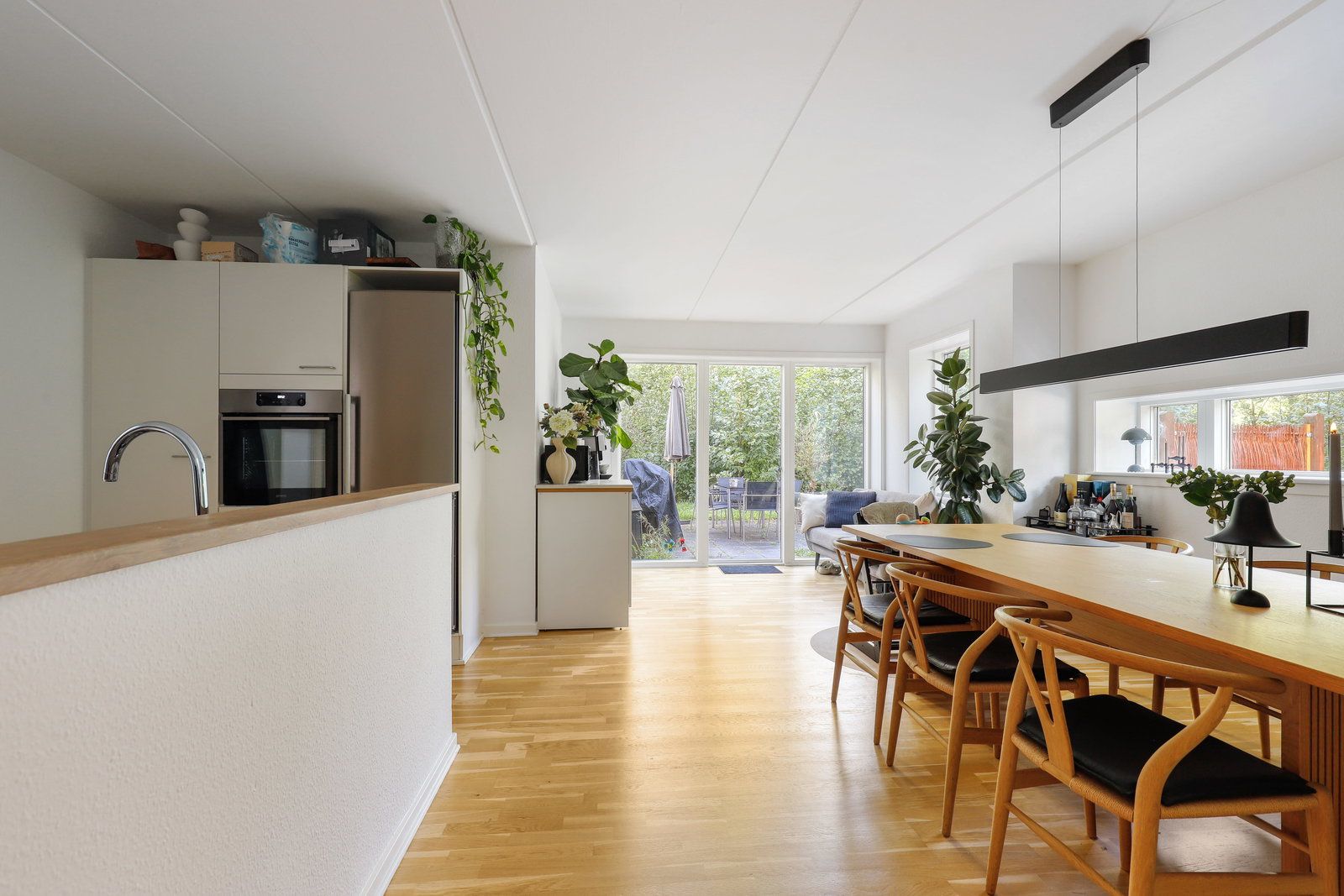 Rummelig 4-værelses i flere plan med tagterrasse, privat have og to badeværelser – 140 m2 i grønne omgivelser