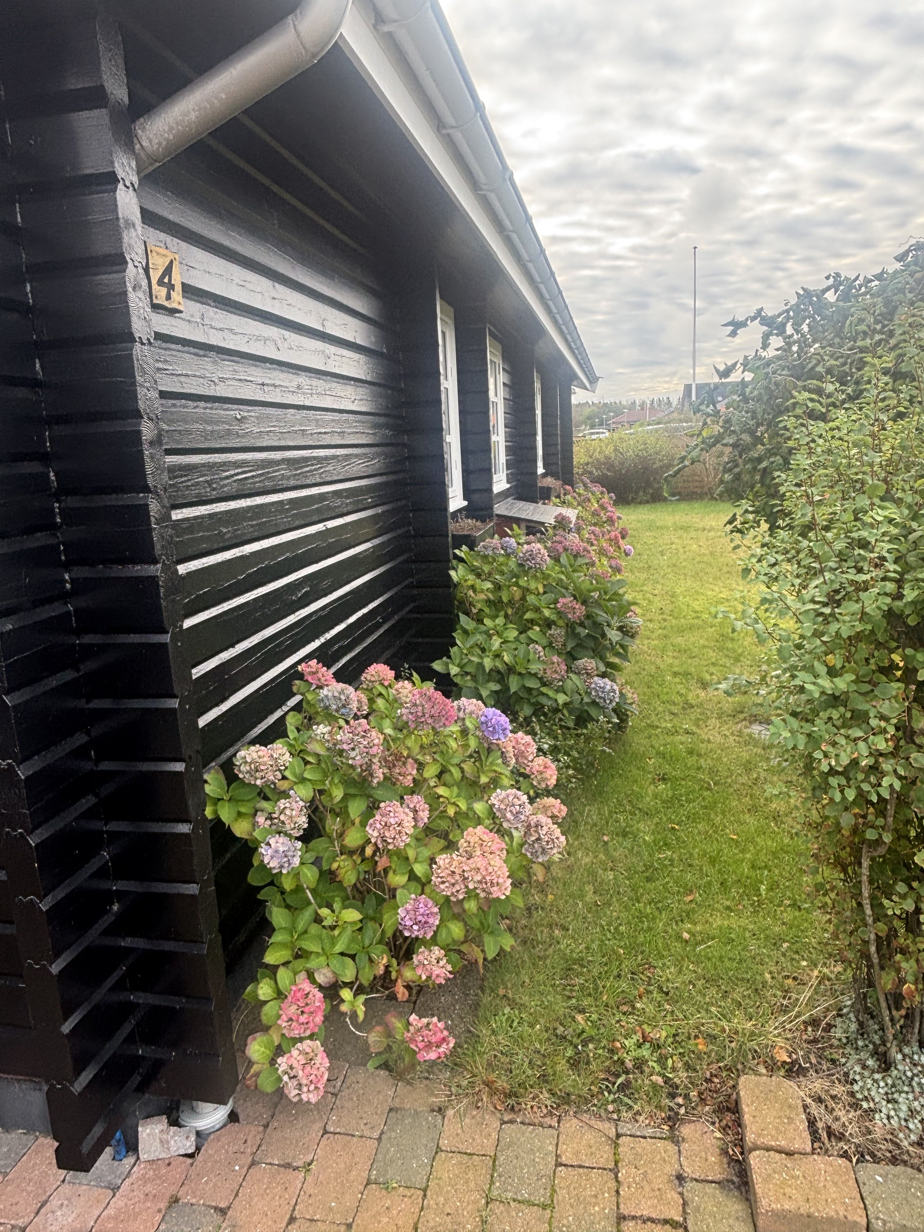 NYRENOVERET HUS PÅ 112 M² UDLEJES I HIRTSHALS – MED SKØN HAVE 