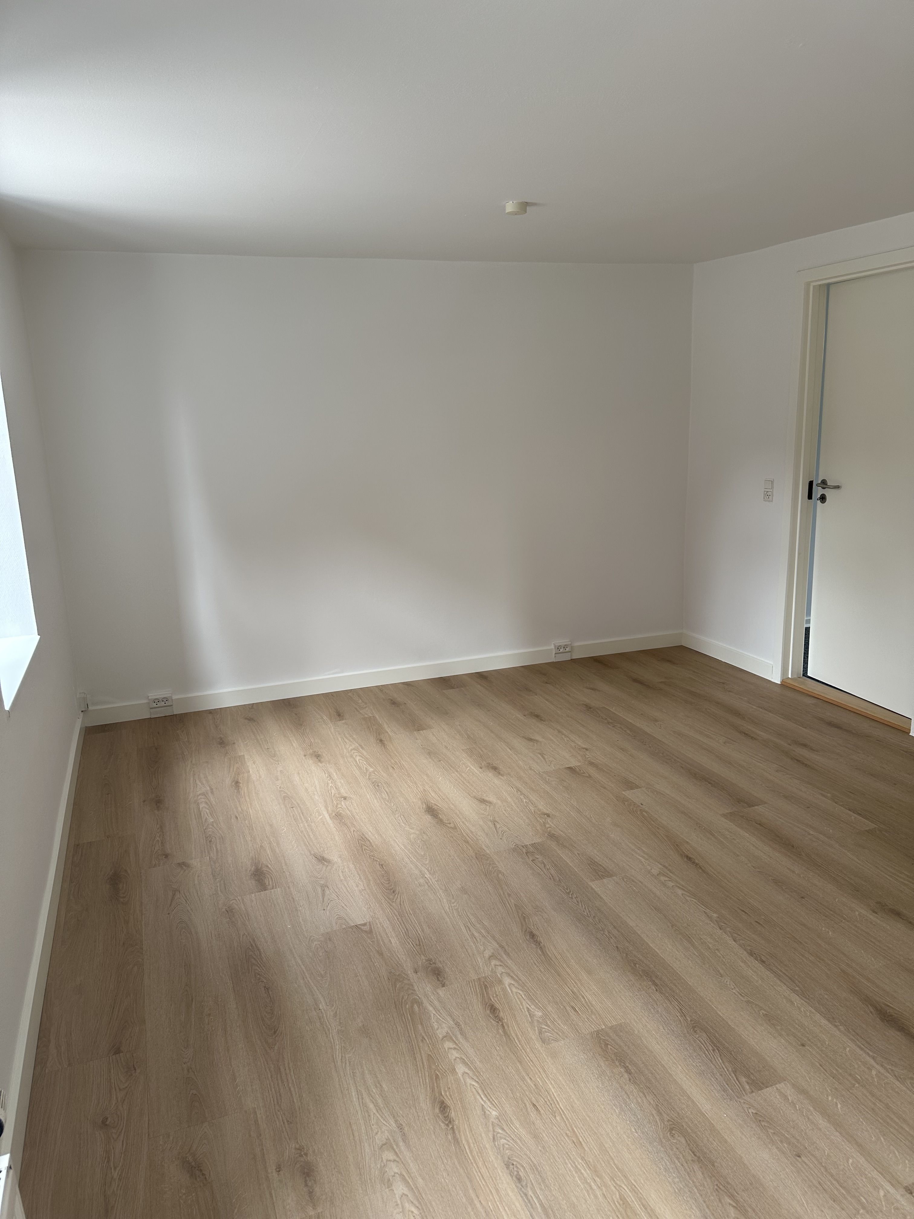 Fin 3 værelses lejlighed i stueplan tæt på banegården og Campus.