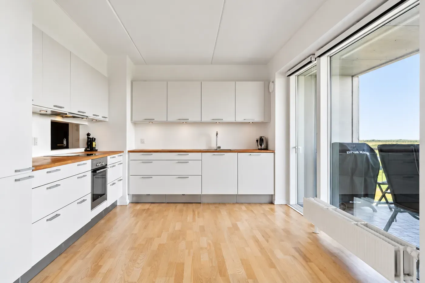 Lys hjørnepenthouse med to altaner og udsigt over Amager