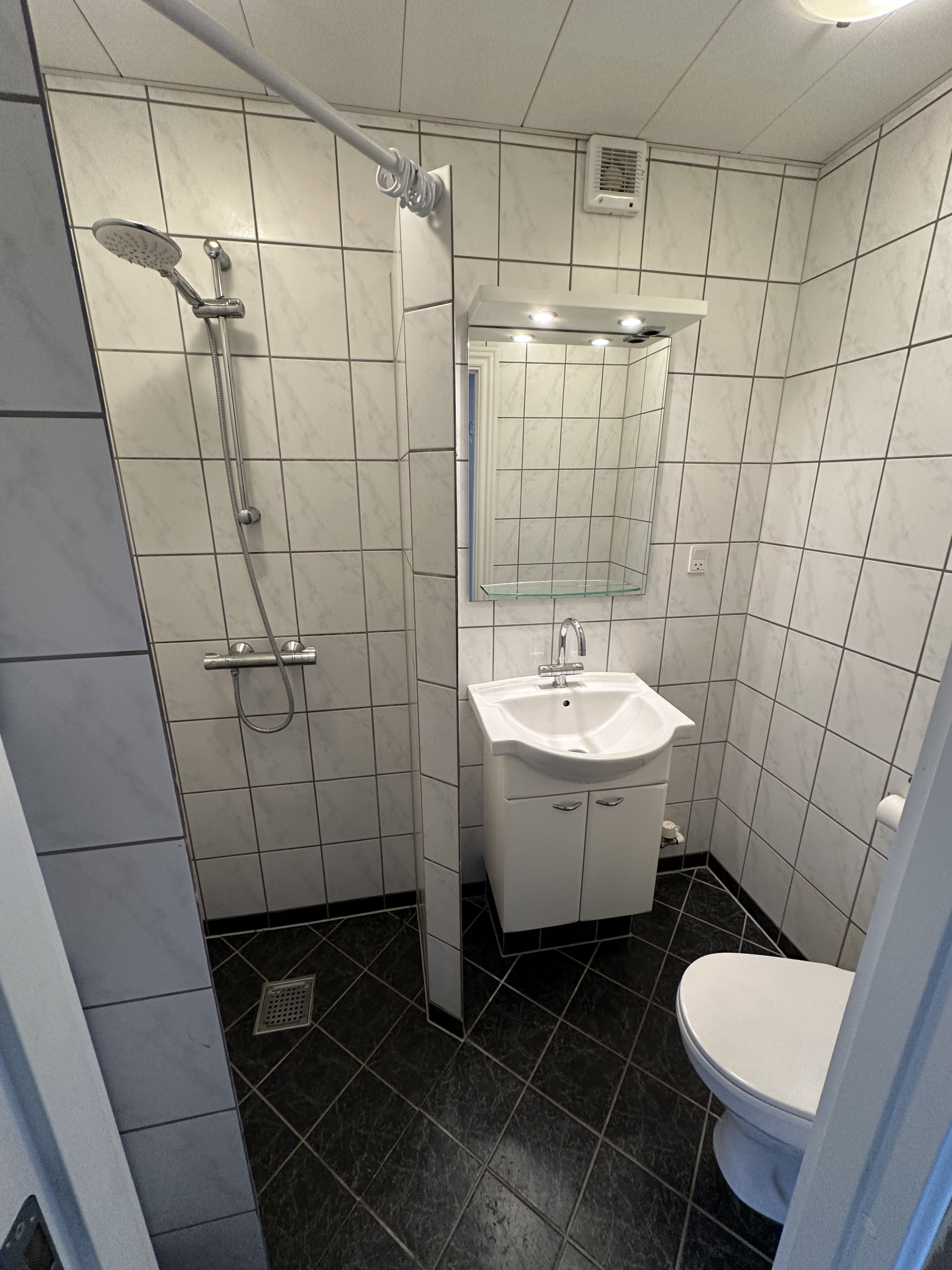 Skøn & lys 2 værelses i roligt område, med egen altan! - mulighed for parkering.