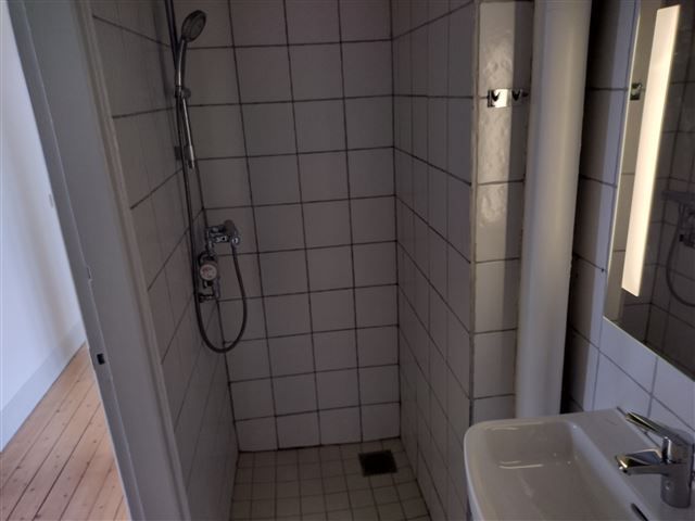 Renoveret og nyistandsat 3. sals lejlighed ledig straks.