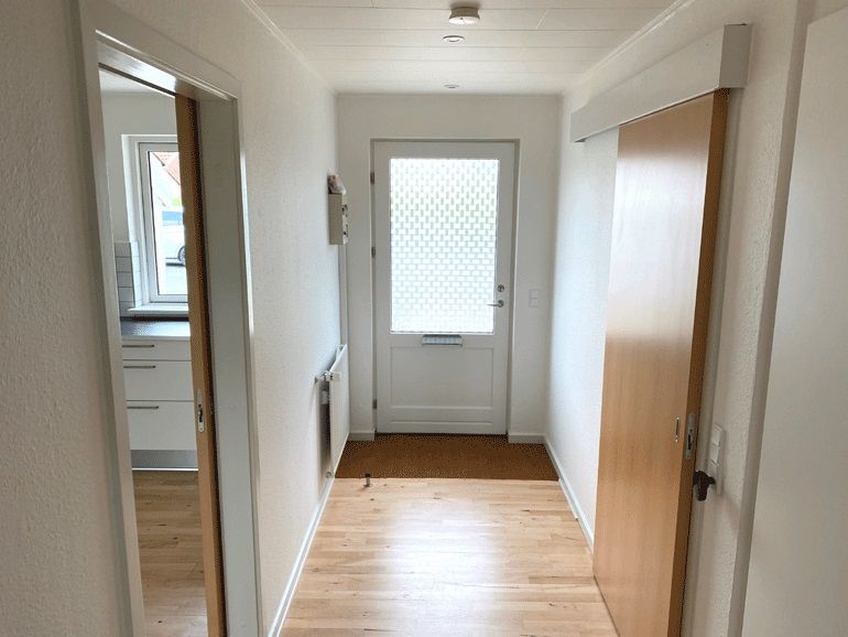 Skønt ældrevenligt rækkehus med egen have
