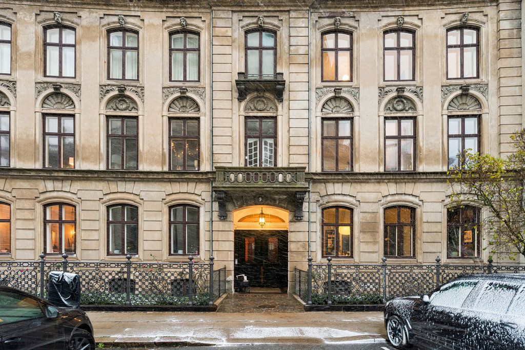 Totalistandsat lejlighed foran Frederikskirken 3 værelser master med walk-in og bad, flot lys plankegulve, privat garage
