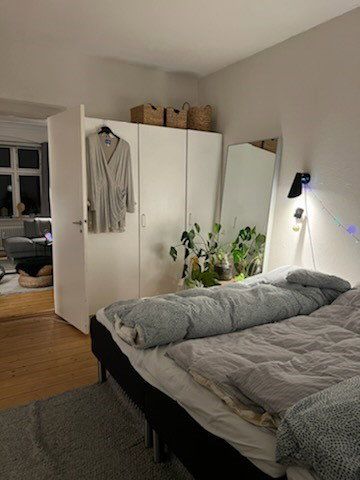 Rummelig 3-værelses på 2. sal med to stuer en suite og nyere køkken – mulighed for parkering