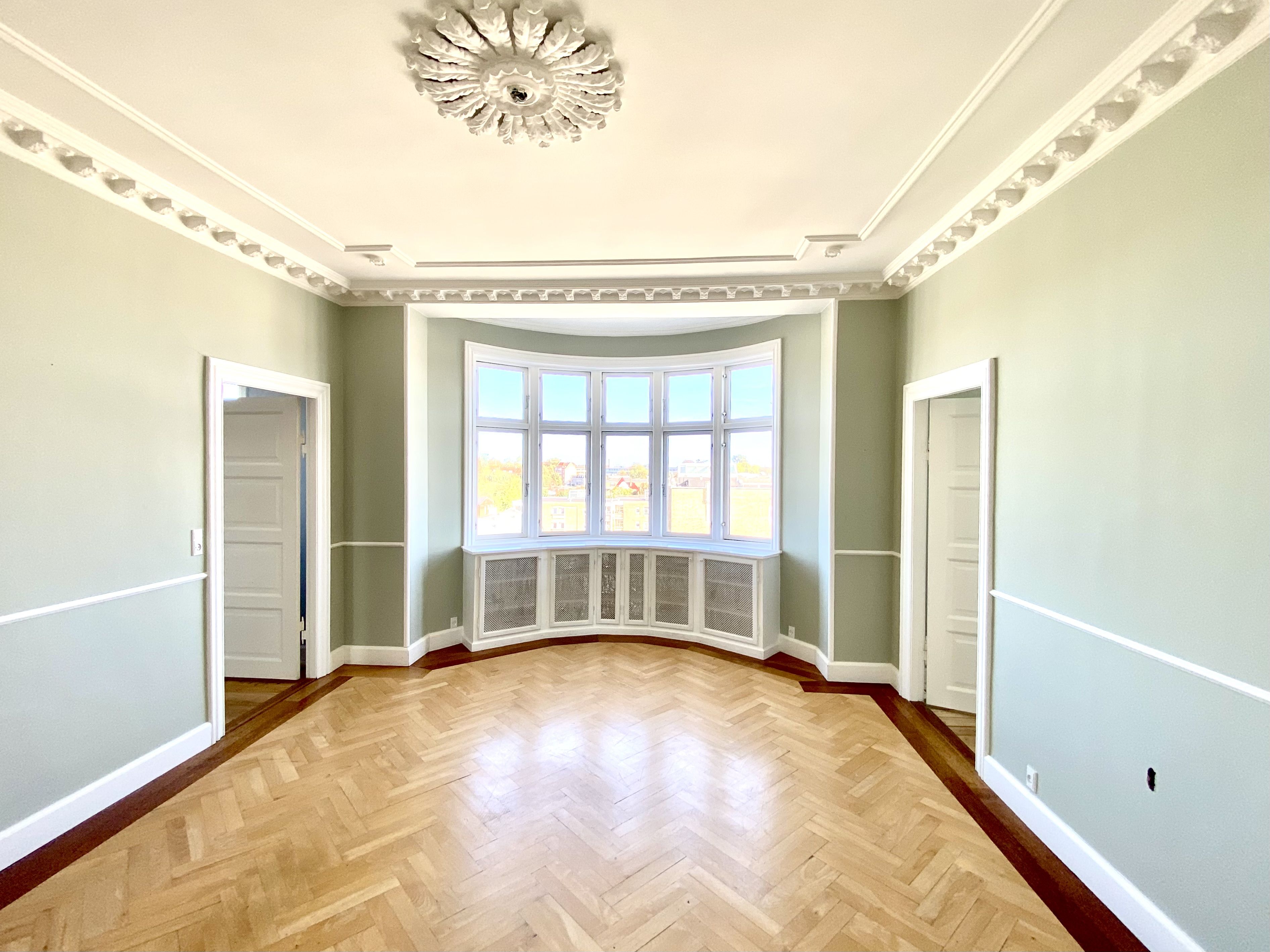 Prime Charlottenlund Location – Beautiful Views in a Classic Modern Building