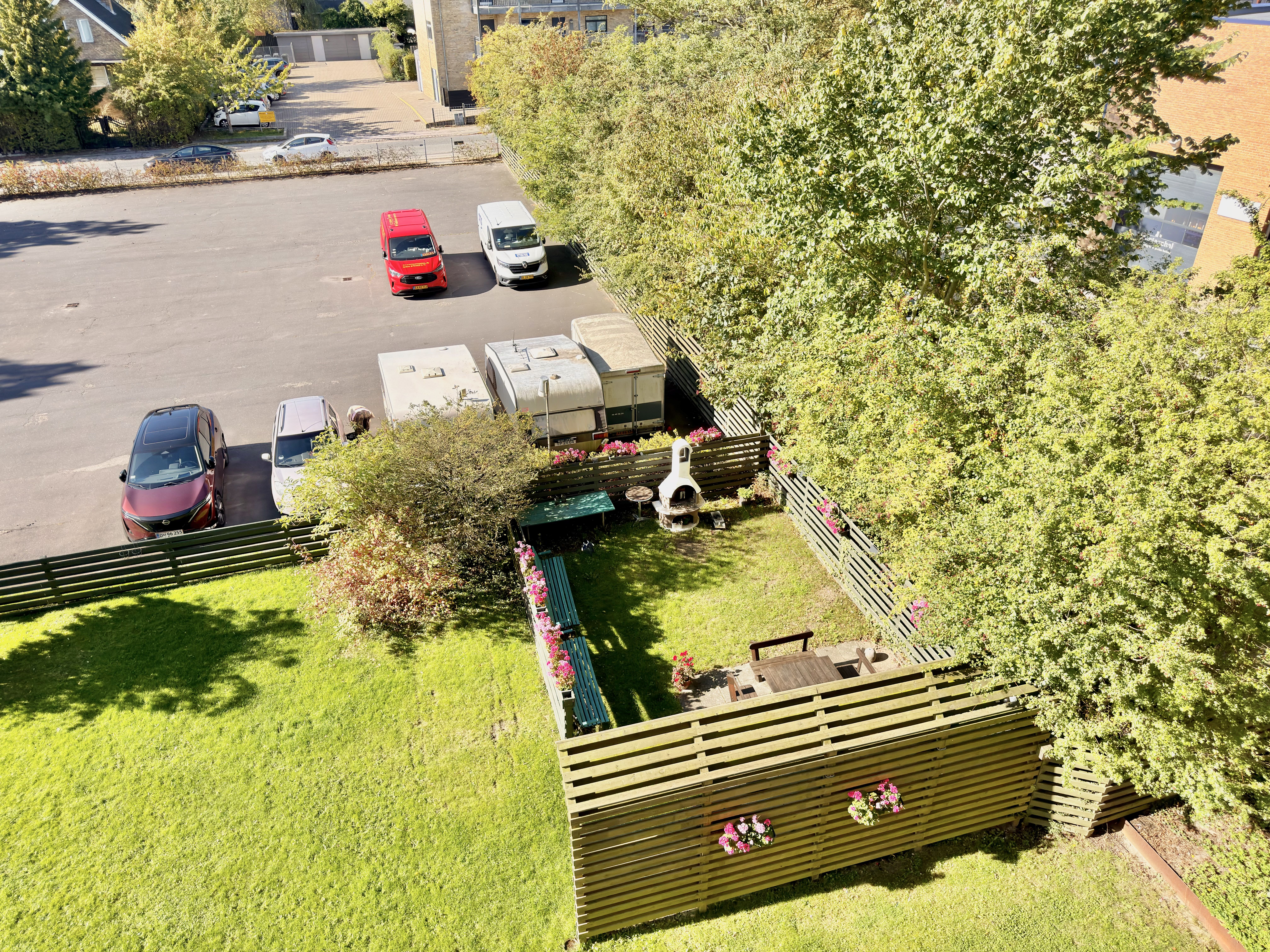 Nyrenoveret, lys, moderne Lejlighed med stor altan