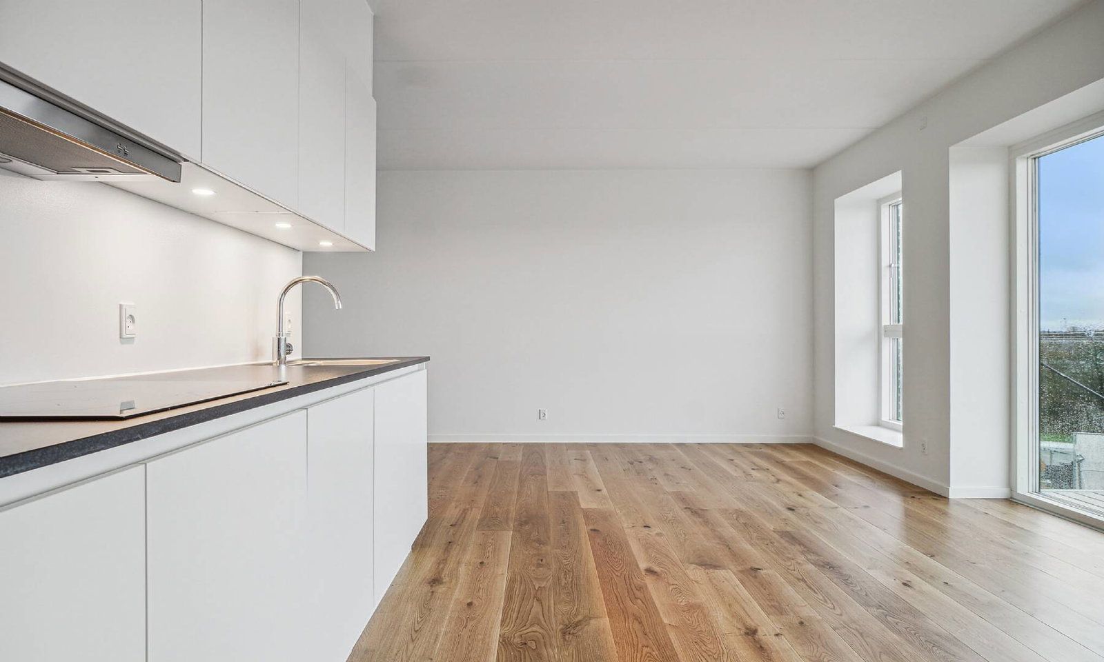 Skøn 4-værelses lejlighed med stor altan, lyst køkken og gulvarme i hele boligen