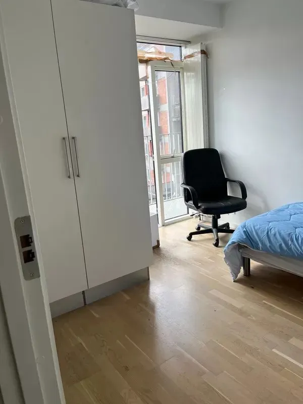 Lys og rummelig 4-værelses på 101 m2 med altan/terrasse, elevator og parkering – husdyr tilladt