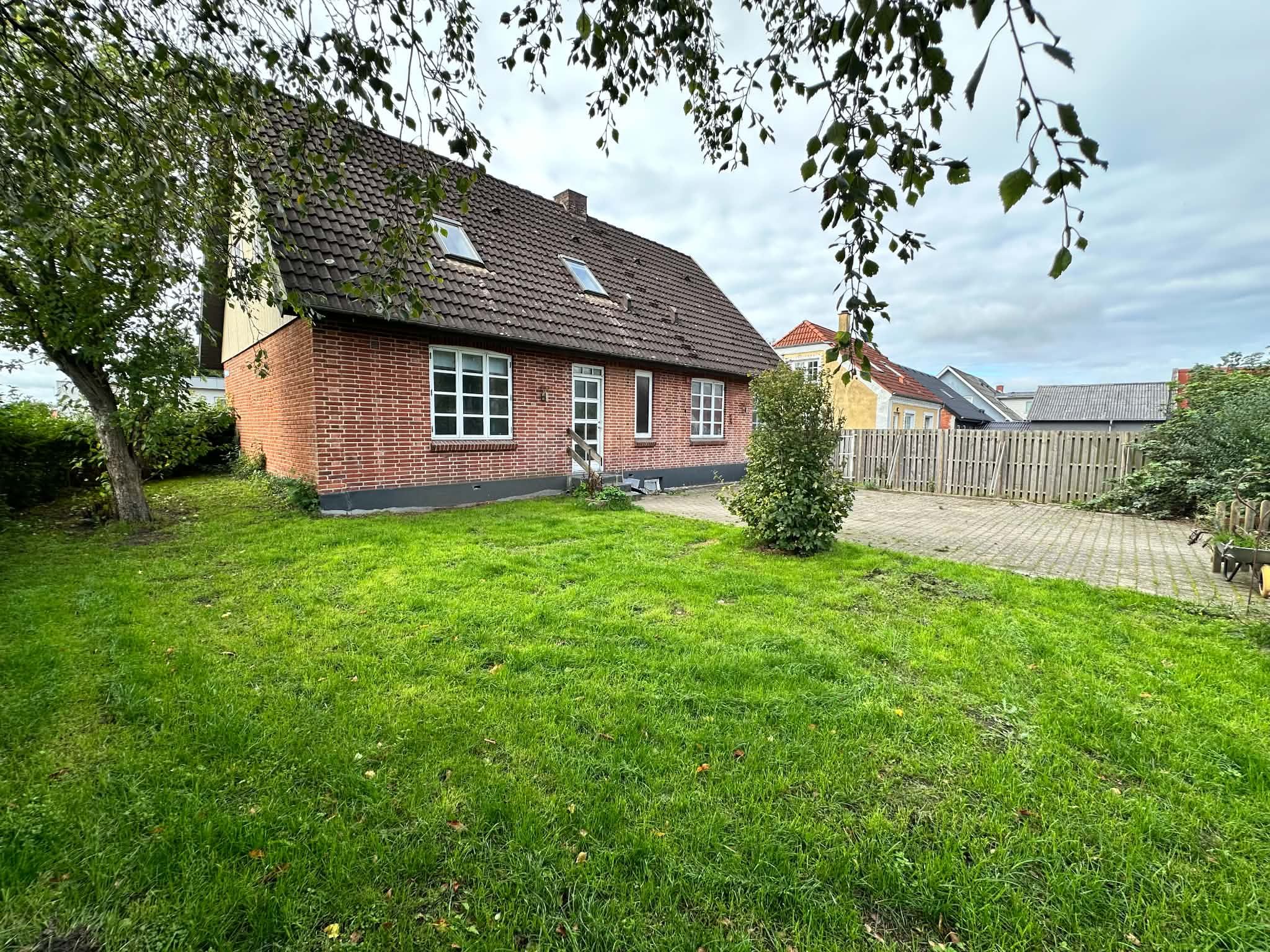 🏡 Rummeligt hus på 176 m² med 6 værelser udlejes i Ørnhøj – 6.200 kr./md. 🏡