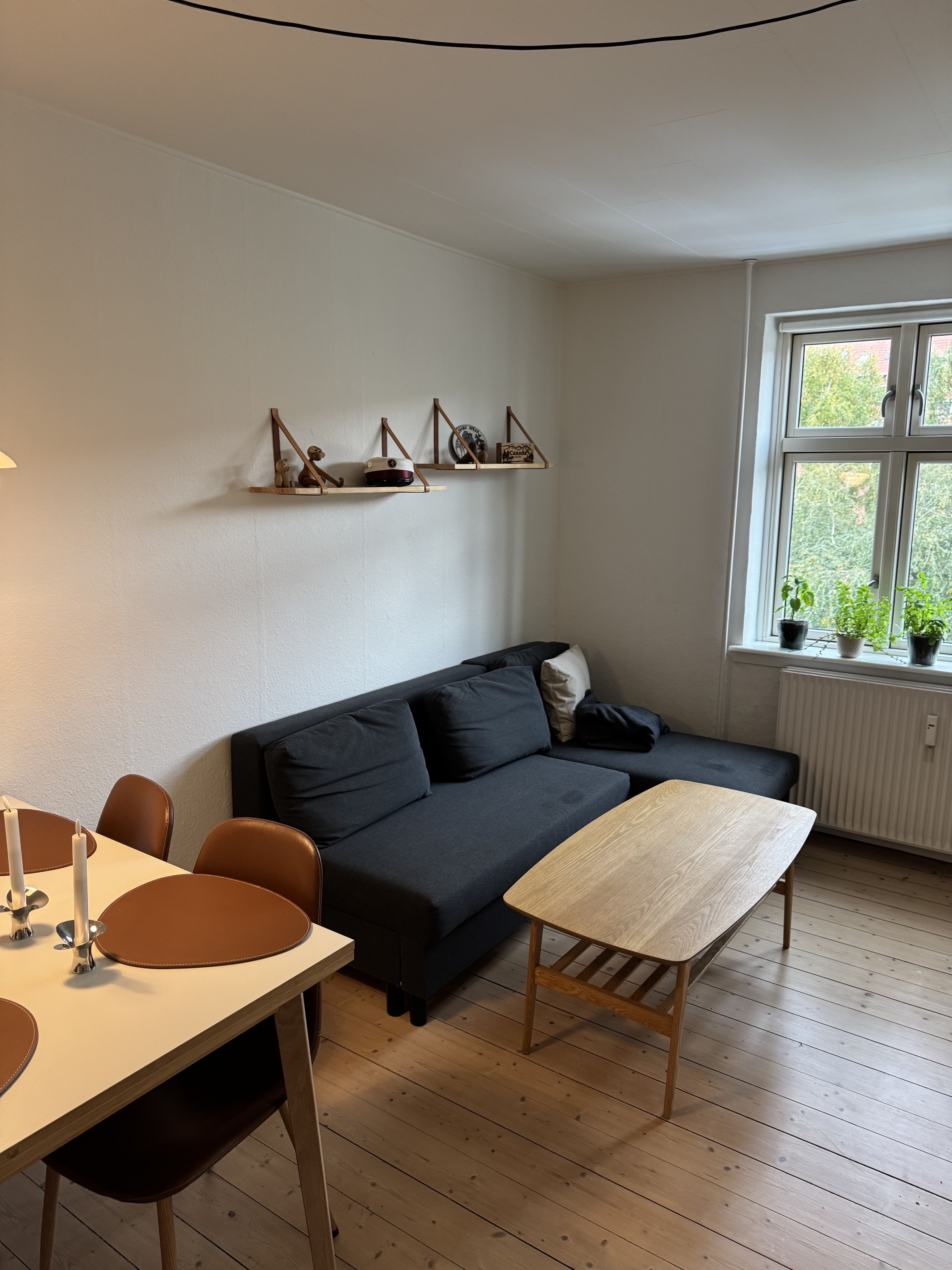 Lys 2 vær. Godt indrettet og med mulighed for leje af p-plads. 