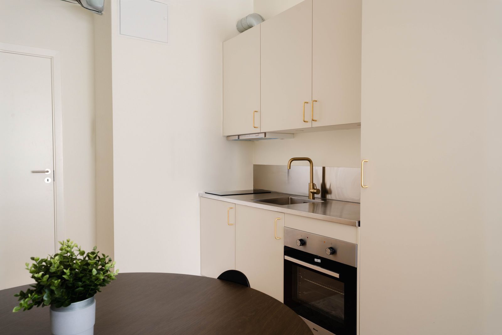 Fully furnished apartment,  with all kitchen utilities, with wifi, heating. (25 available apartments perfect for a company with multiple employees)