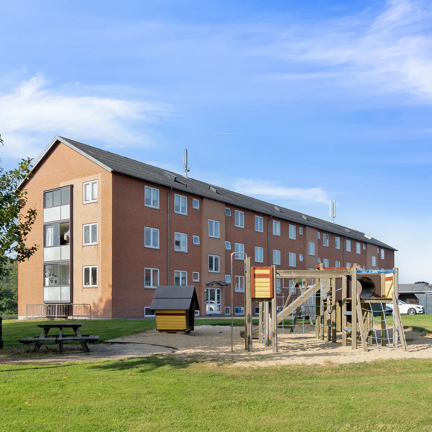 Afdelingen består af 72 boliger i 3 etager og ligger i et område med grønt anlæg og lille bæk ca. 15 min gang fra Brande centrum.
