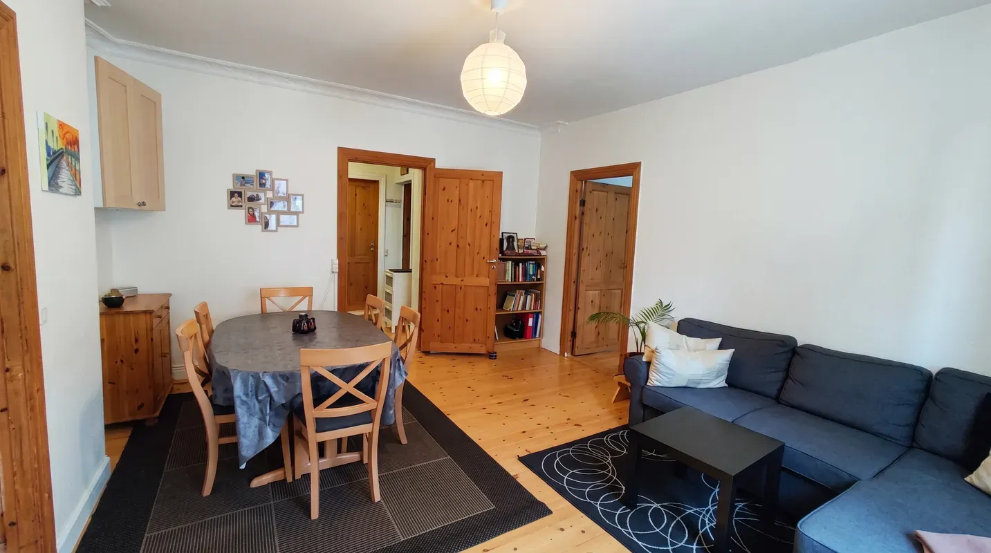✨ Bright, fully furnished, very spacious room (26 m2) suitable for a couple (or two friends or a single person), in a classical apartment in Frederiksberg 
