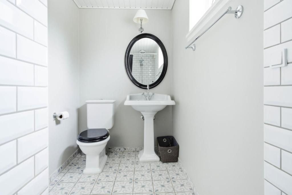 hotel apartments for rent, with own bathroom, with shared kitchen and laundry and washing facilities. 