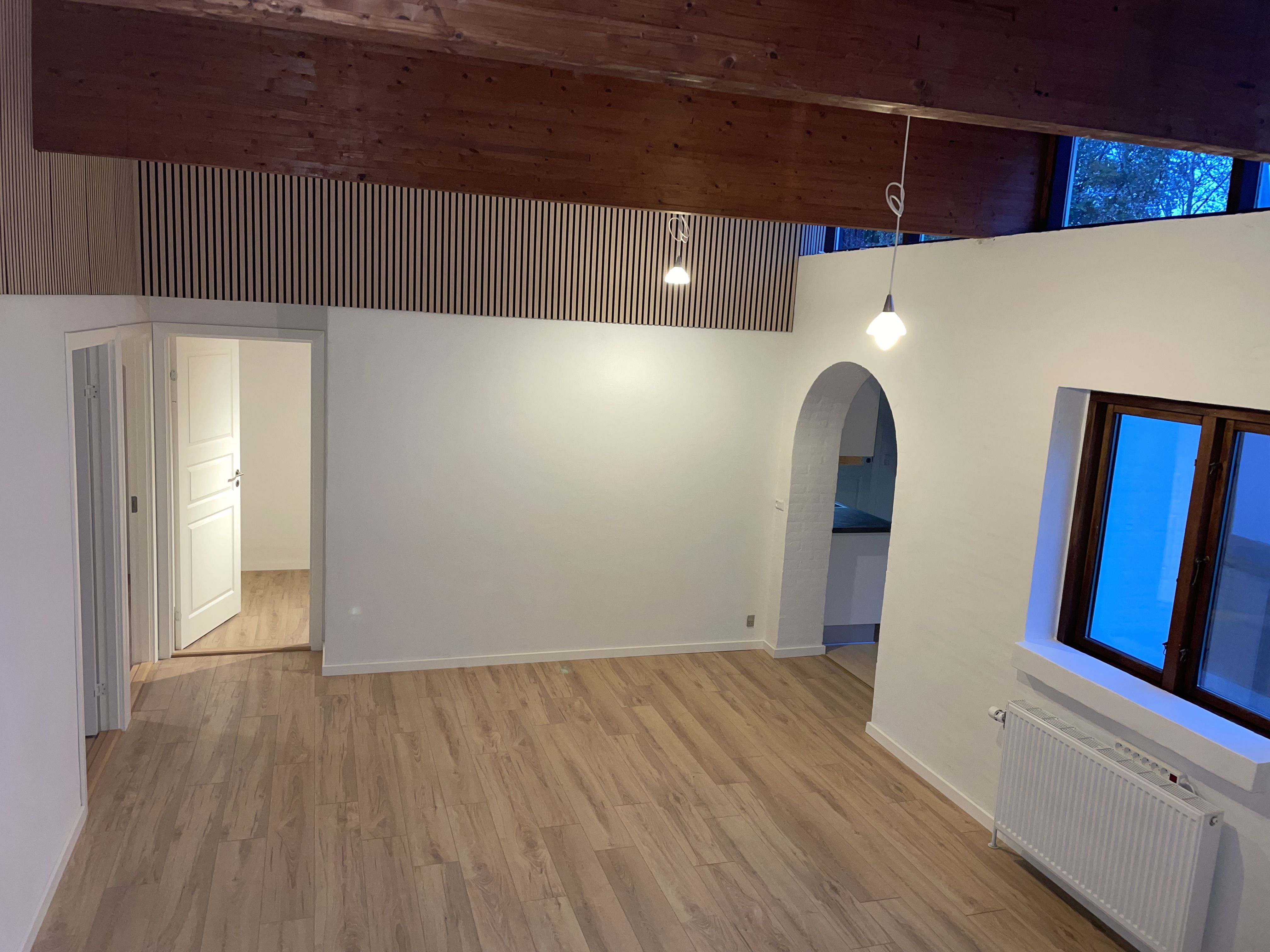 Flere-generationers hus med have og carport, evt. kombineret med erhverv, eller til studerende.