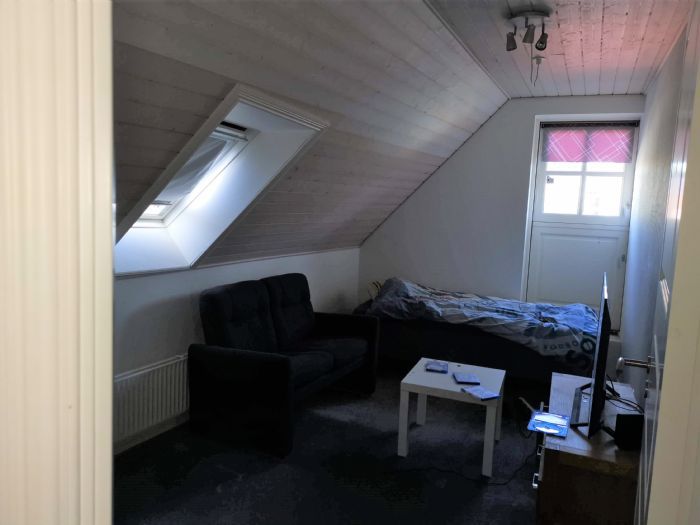 Stor og charmerende 7-værelses lejlighed med terrasse og vandudsigt