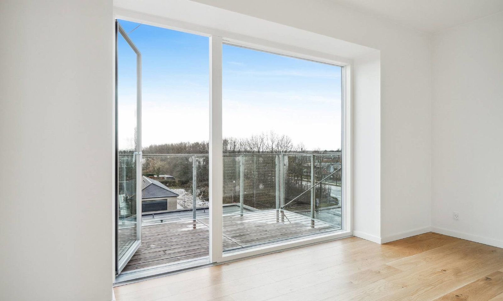Attraktiv 3-vær stuelejlighed med terrasse. Stuen og terrassen vender mod syd. Dejlig lys bolig. Gulvvarme i boligen.