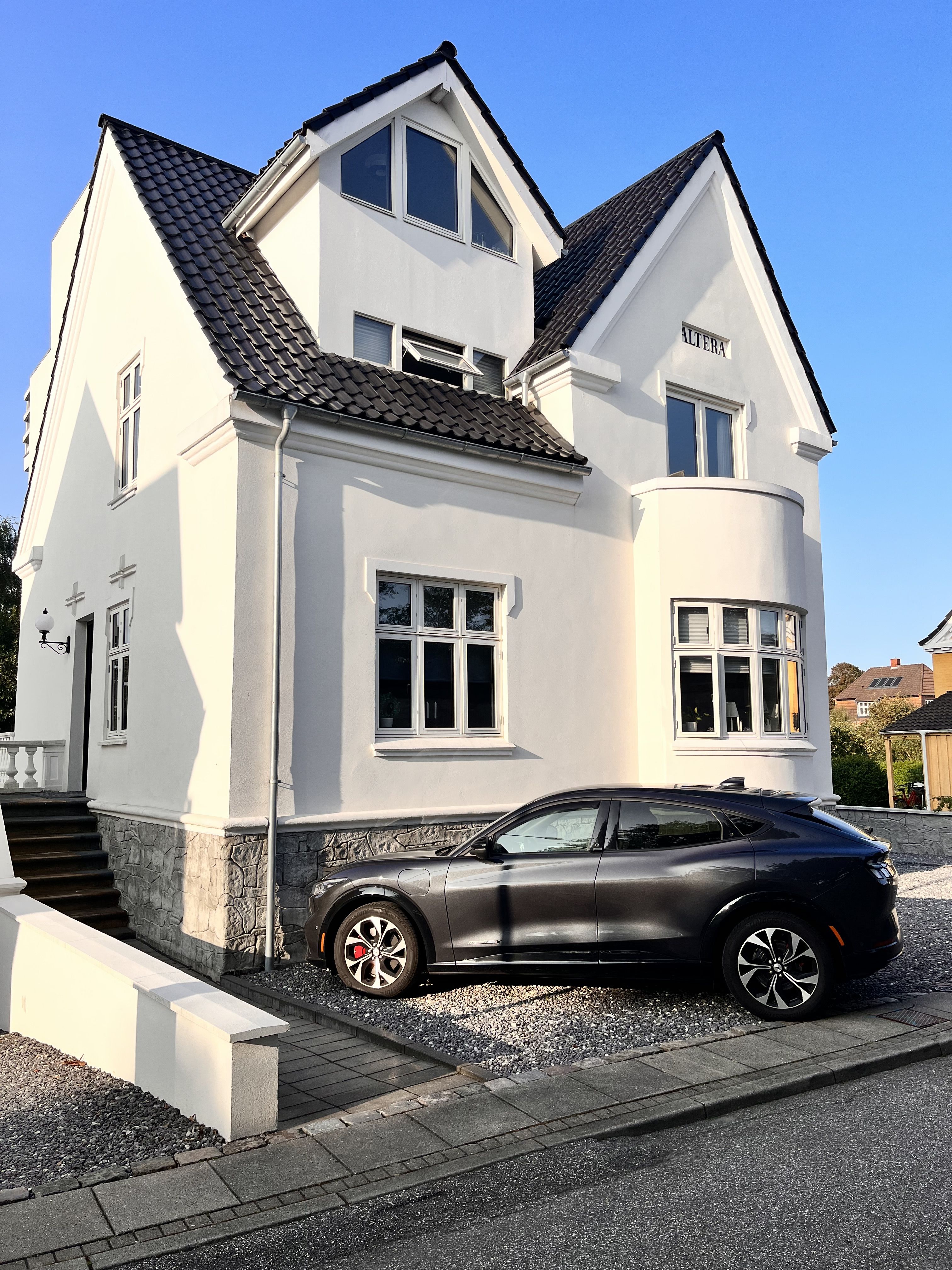 Dejlig Lys Lejlighed med 30 m2 Terrasse og Parkering