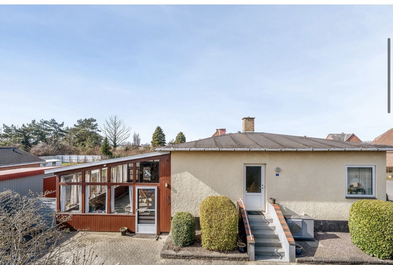 Hyggelig bungalow med fuld kælder, gulvvarme og privat have – Sjunkeby