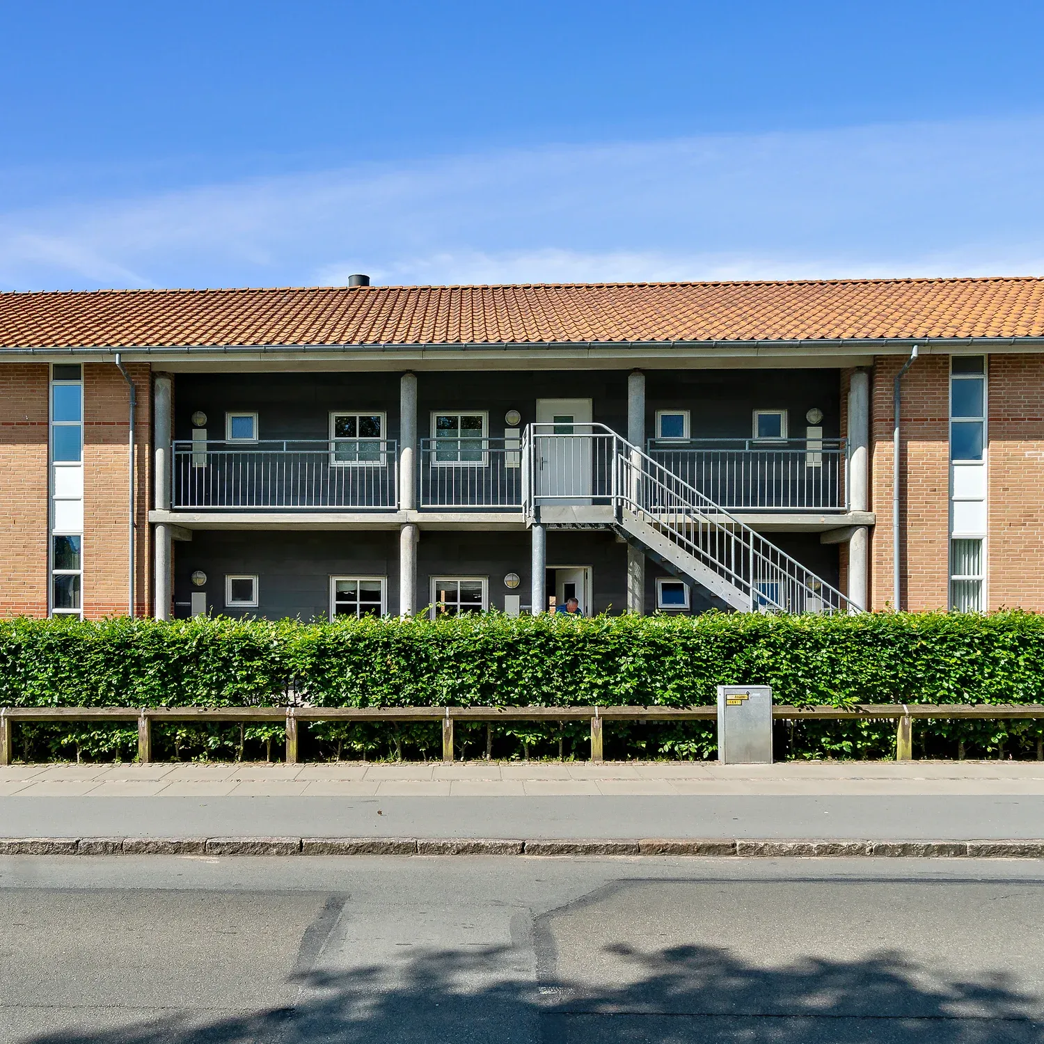 Afdelingen er opført i 2 etager og består af 18 lejligheder centralt beliggende i forhold til banegård, hyggeligt havnemiljø/strand og skole.