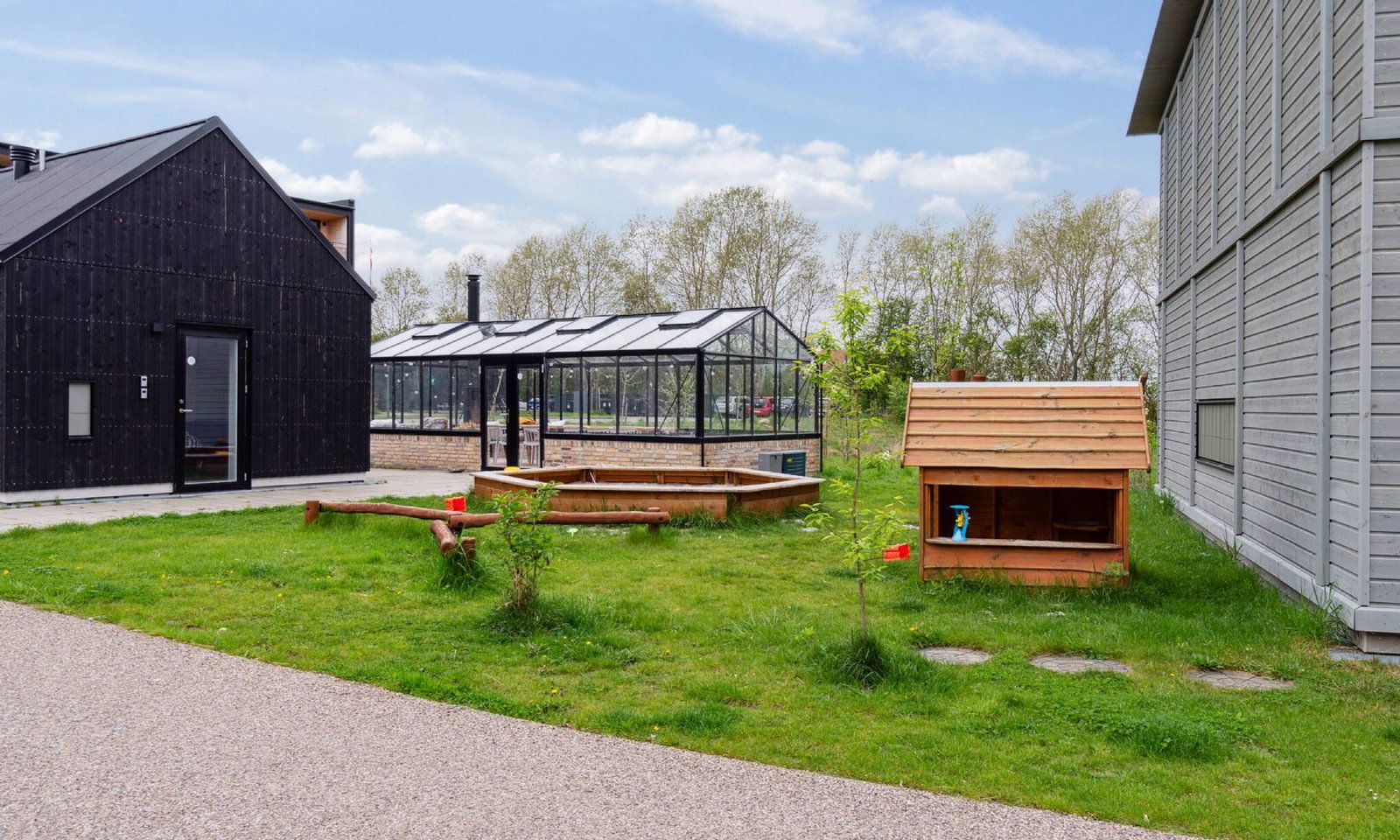 Skøn 4-værelses rækkehus i 2-plan med gode soveværelser, stort badeværelse, egen terrasse og skur - Perfekt til familien!