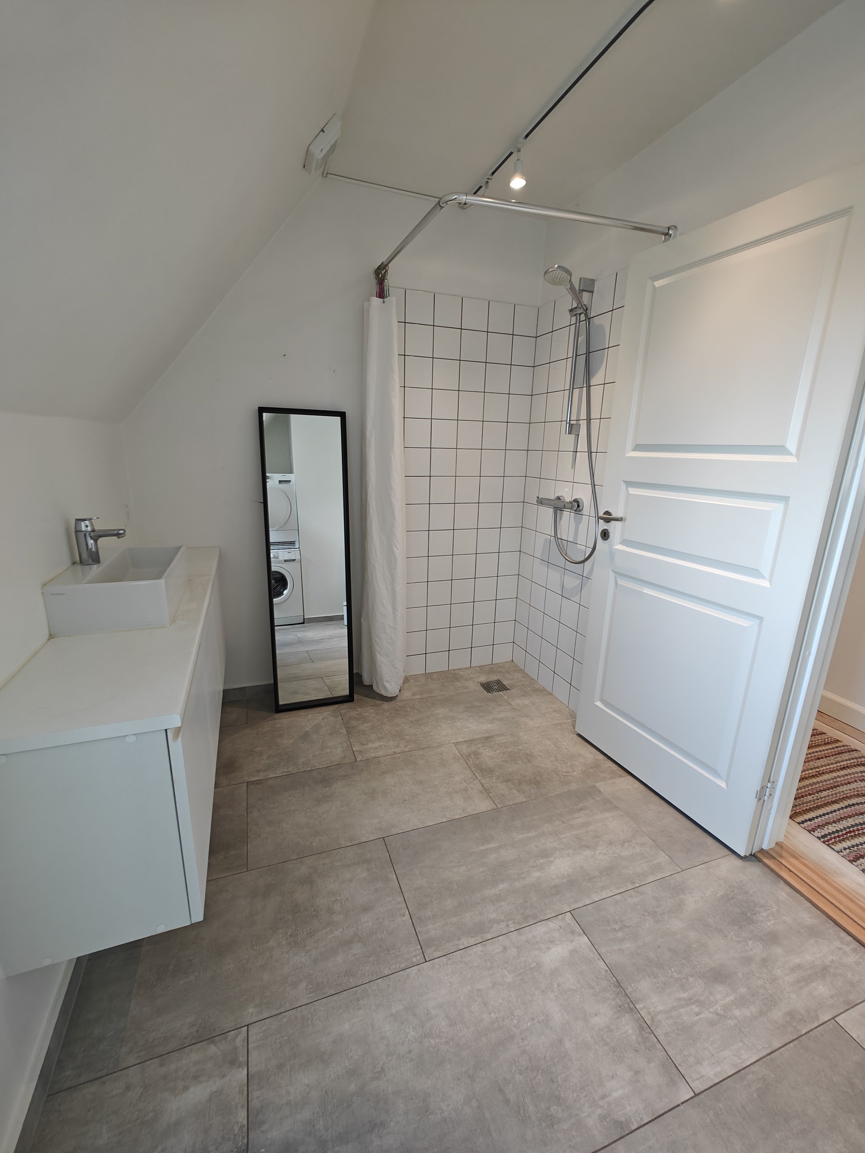 Furnished - 2 floors - roof top balcony