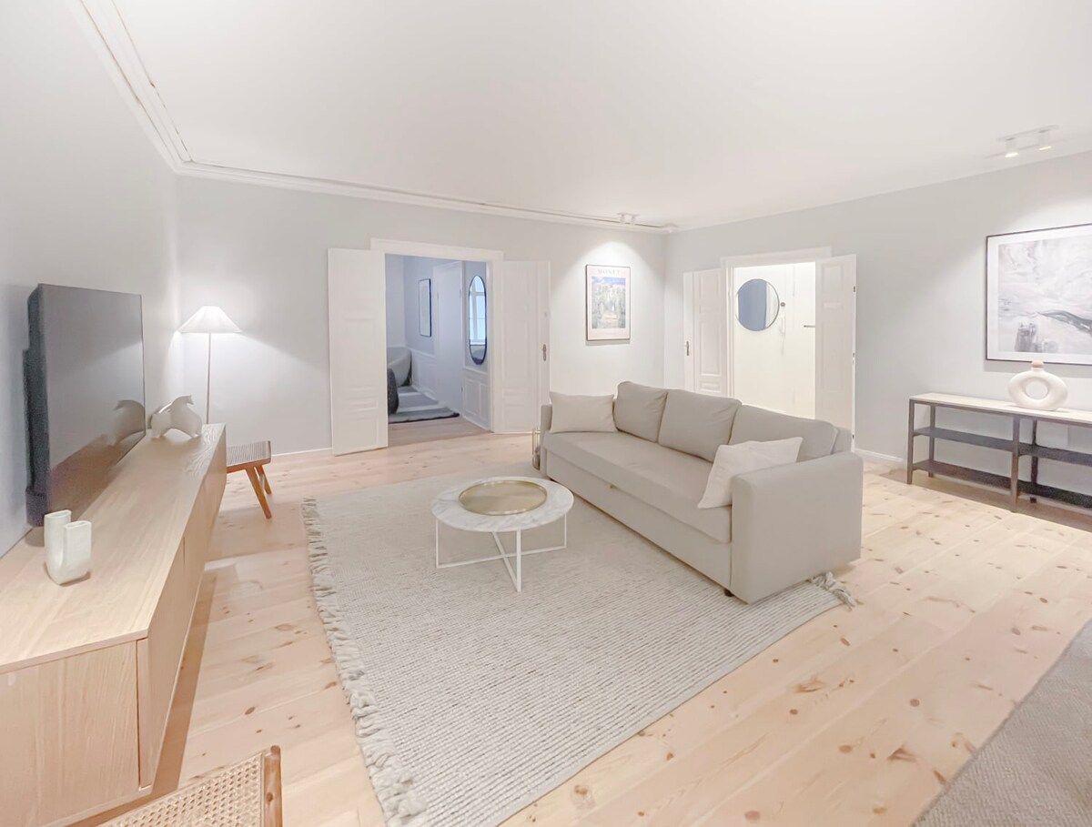 Spacious 150 m² 5-room apartment in the heart of Copenhagen K – all utilities included