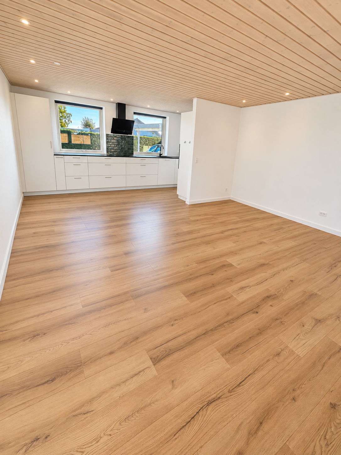 Nyrenoveret enderækkehus med privat have og overdækket terrasse!