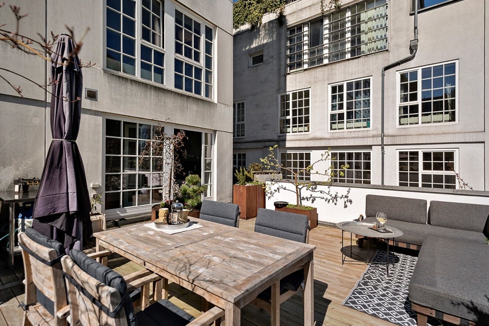 Unik bolig i to plan med fantastisk masser af narturligt lys og privat terrasse