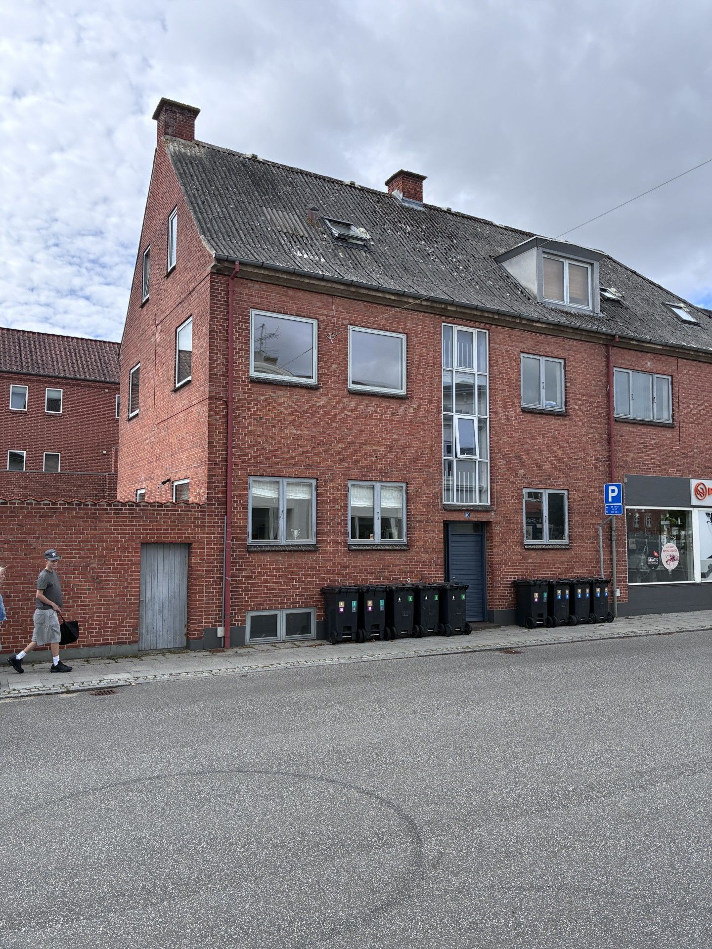 Lys nyrenoveret 2-værelses lejlighed 1. sal – lige ved banegården., photo 1