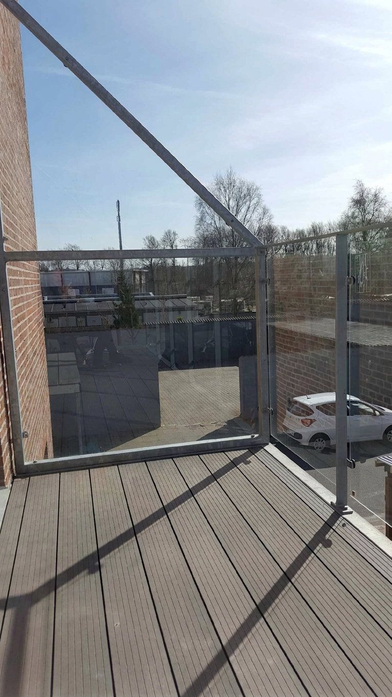 Lys og indbydende 4-værelses på 105 m2 i klassisk hjørneejendom – altan og mulighed for p-plads