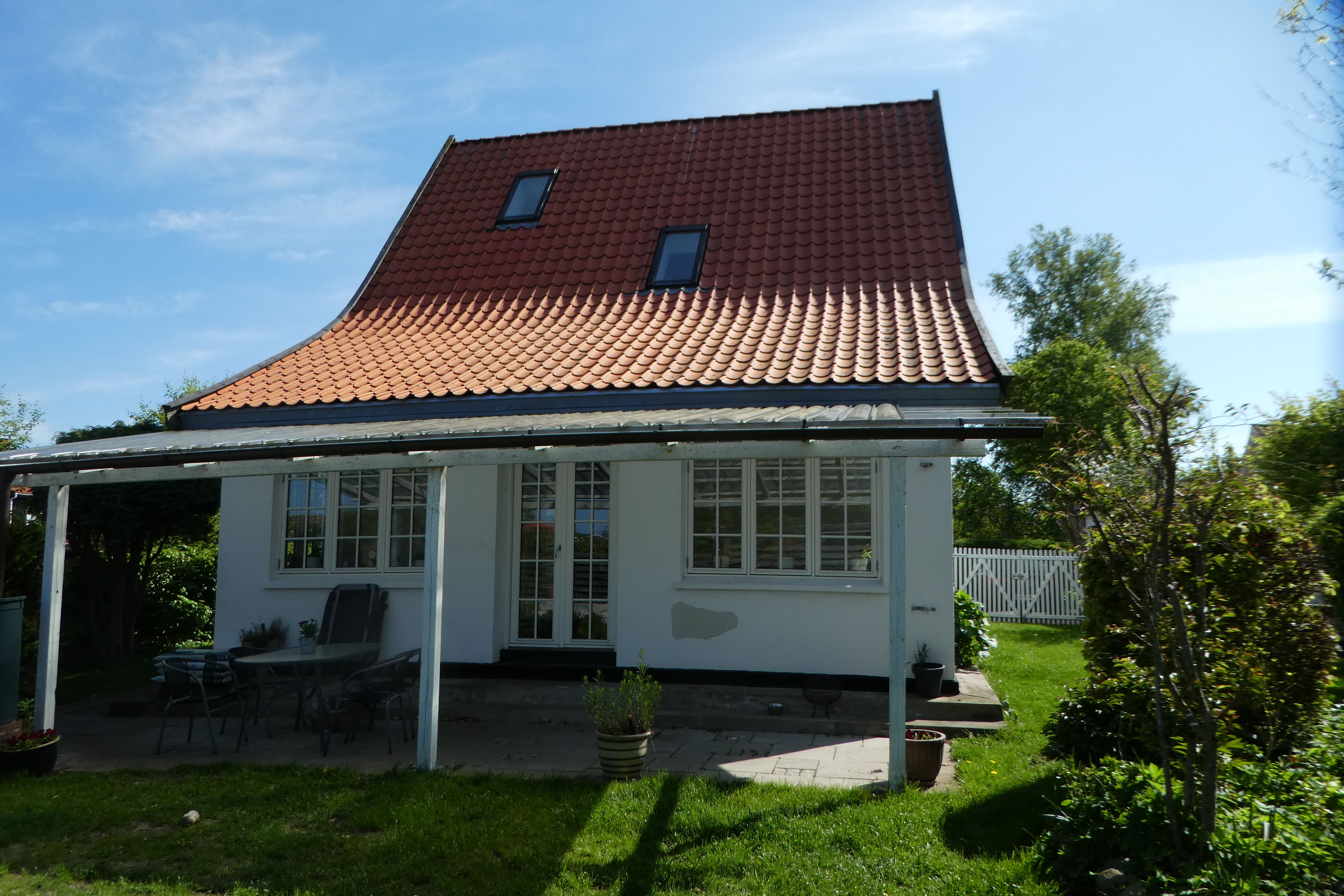 Flot og charmerende velholdt hus attraktivt beliggende på lukket villavej nær havnen, indkøb og togstation
