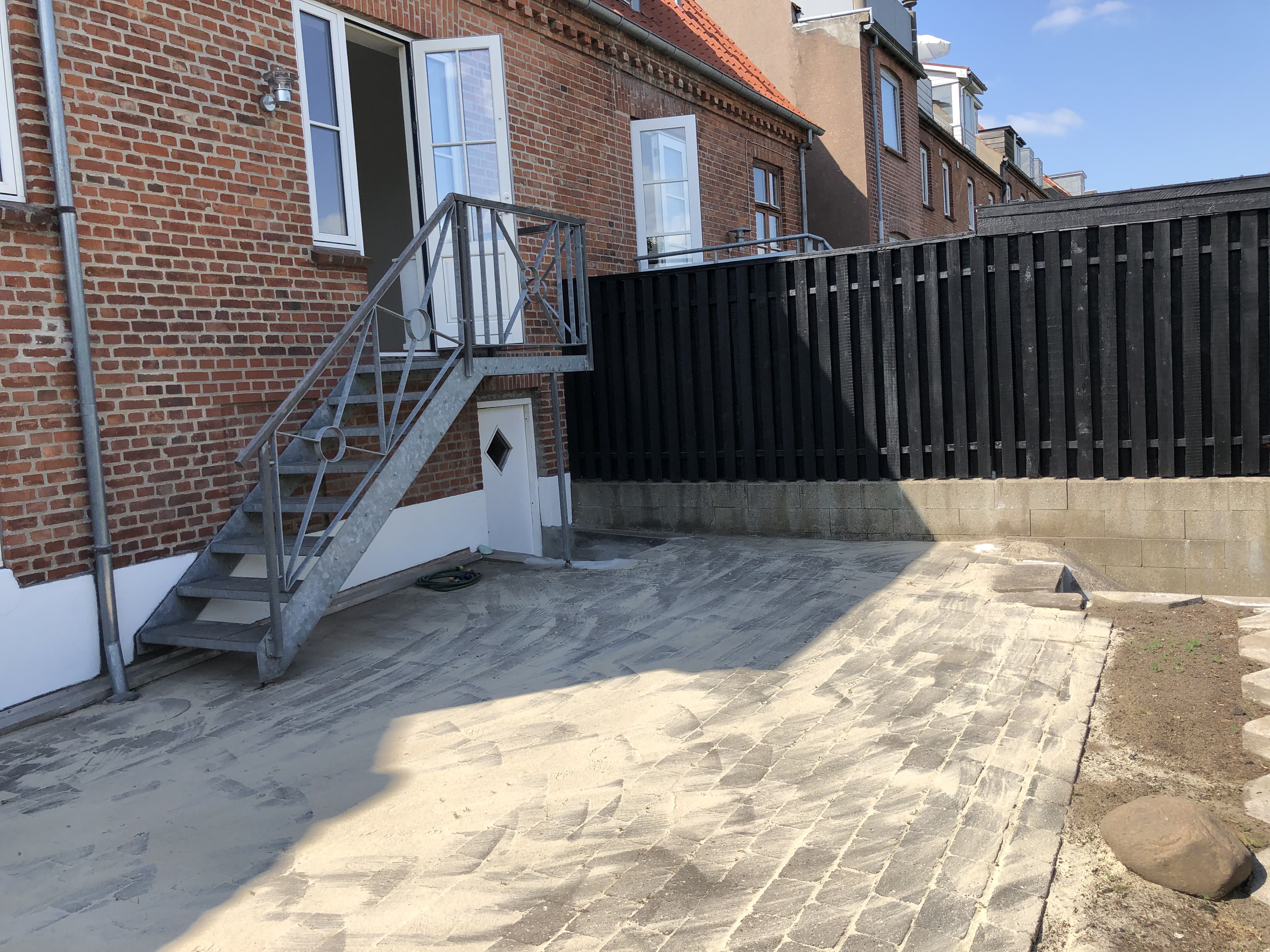 Skøn central beliggende byhus i 3-plan med egen have udlejes