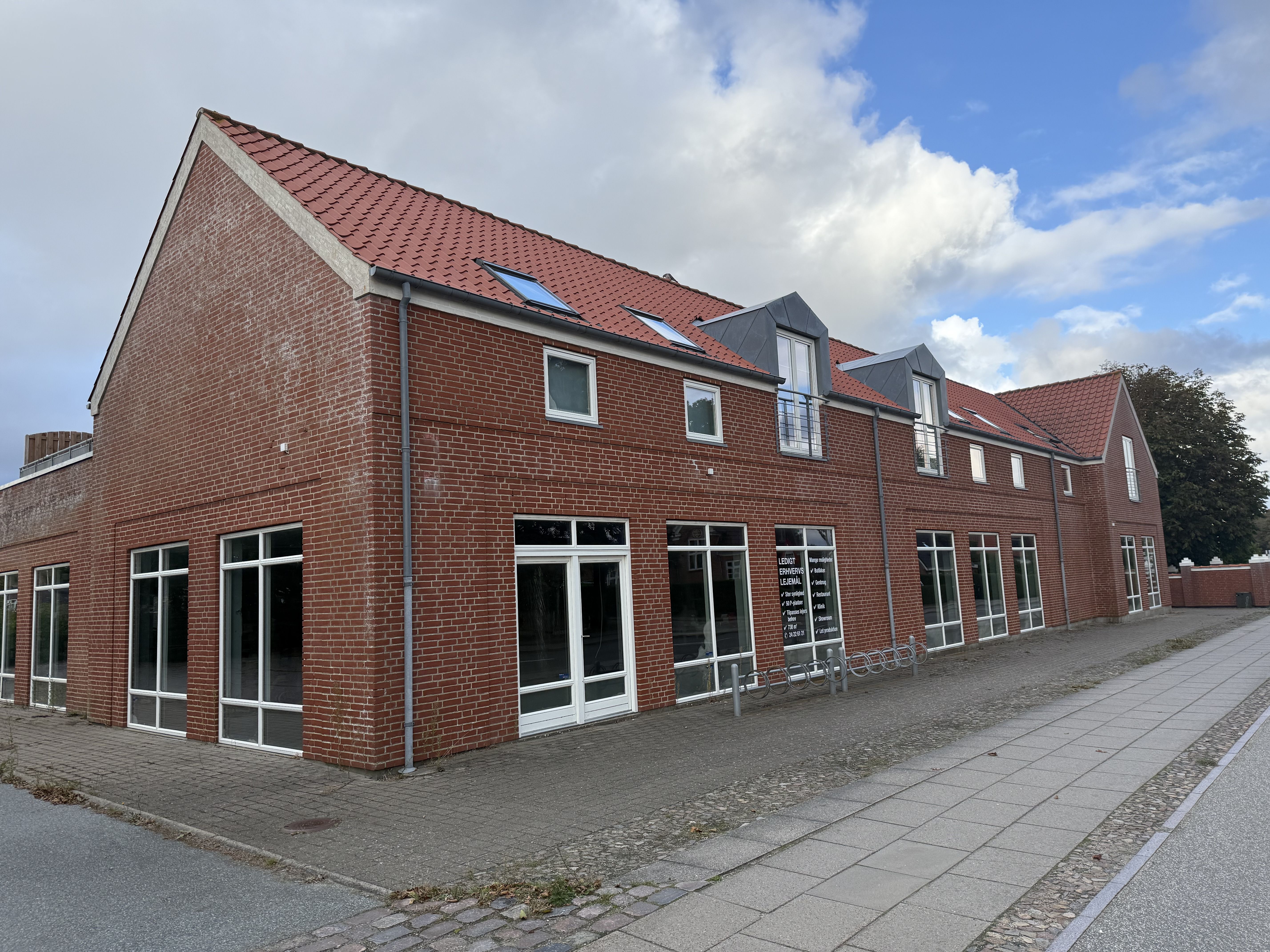 Lys og nyrenoveret 3-værelses lejlighed med stor privat terrasse