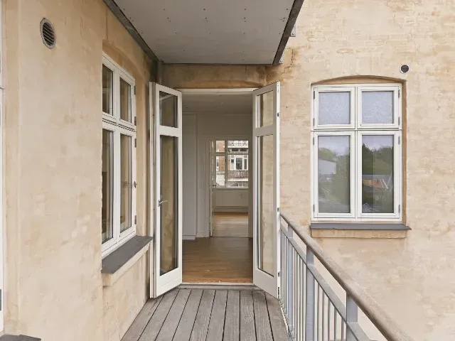 Charmerende lejlighed med to altaner på Strandvejen