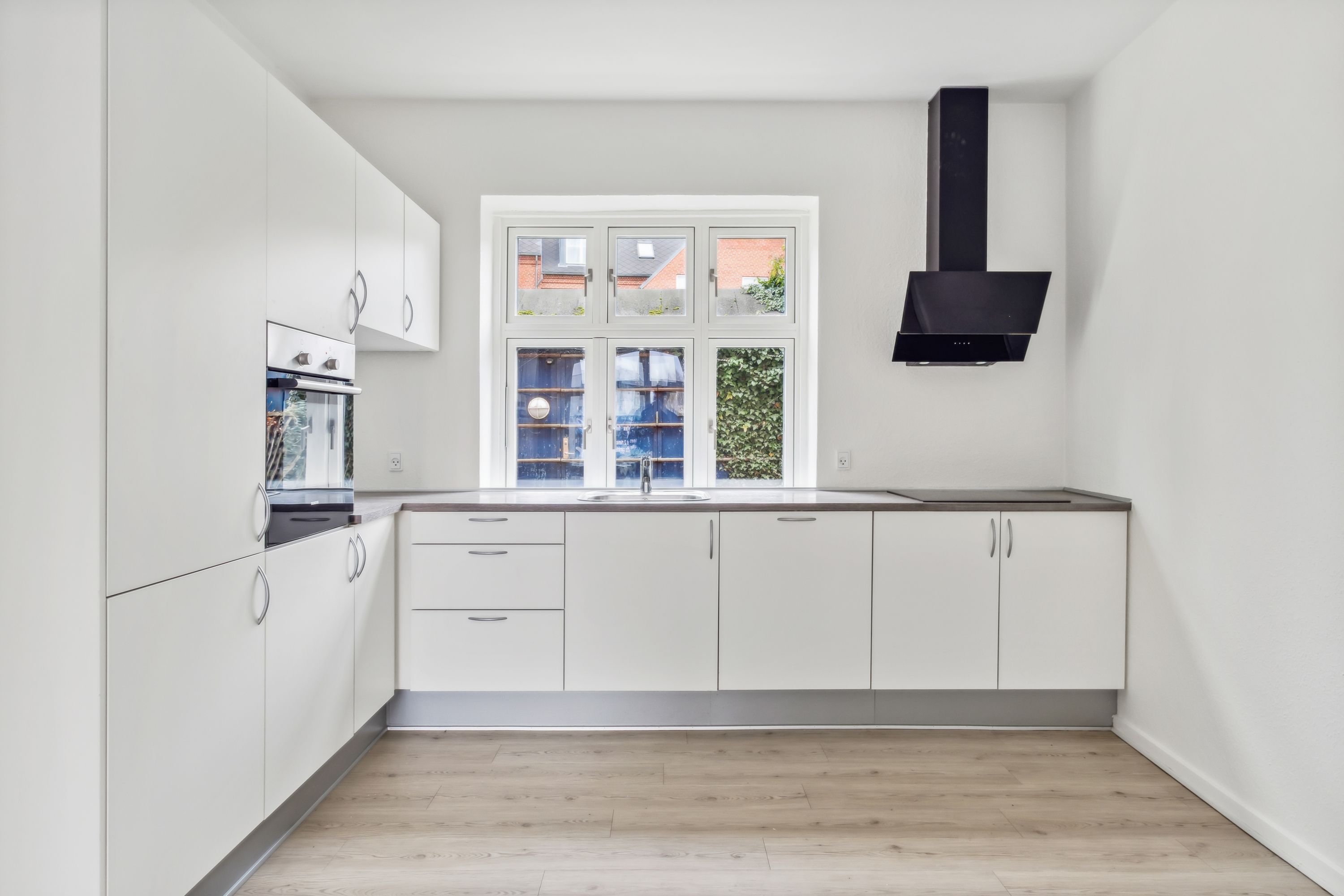 Rummelig 4-værelses lejlighed på 90 m² med direkte udgang til baggård