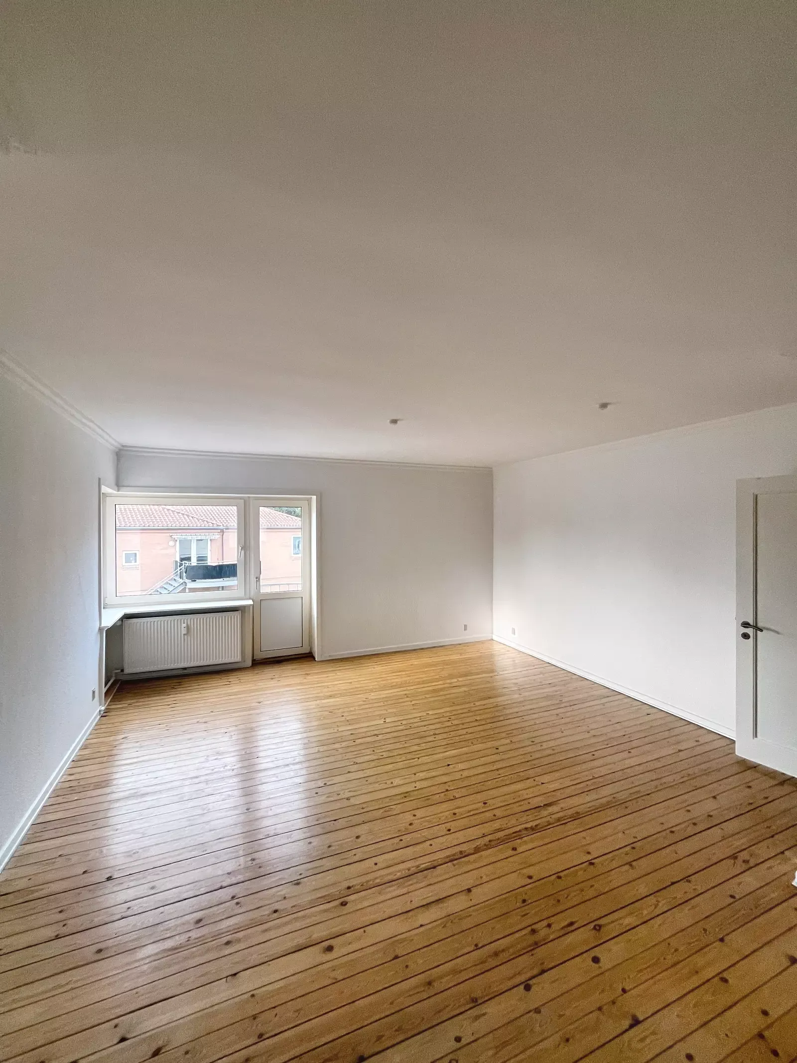 Rummelig 1-værelses på 60 m2 med altan/terrasse, parkering og stort opbevaringsrum