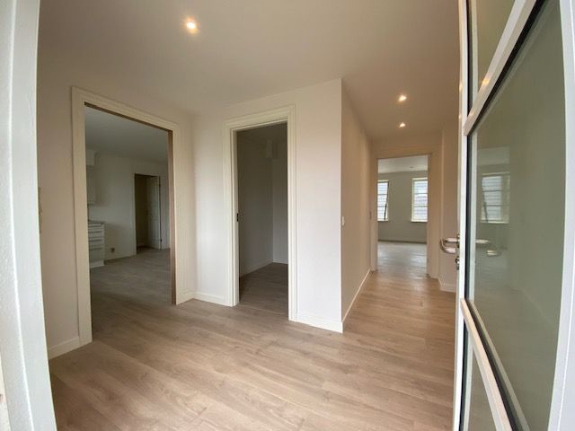 Flot renoveret 4-værelses lejlighed på 125 m2 med stor terrasse og carport.