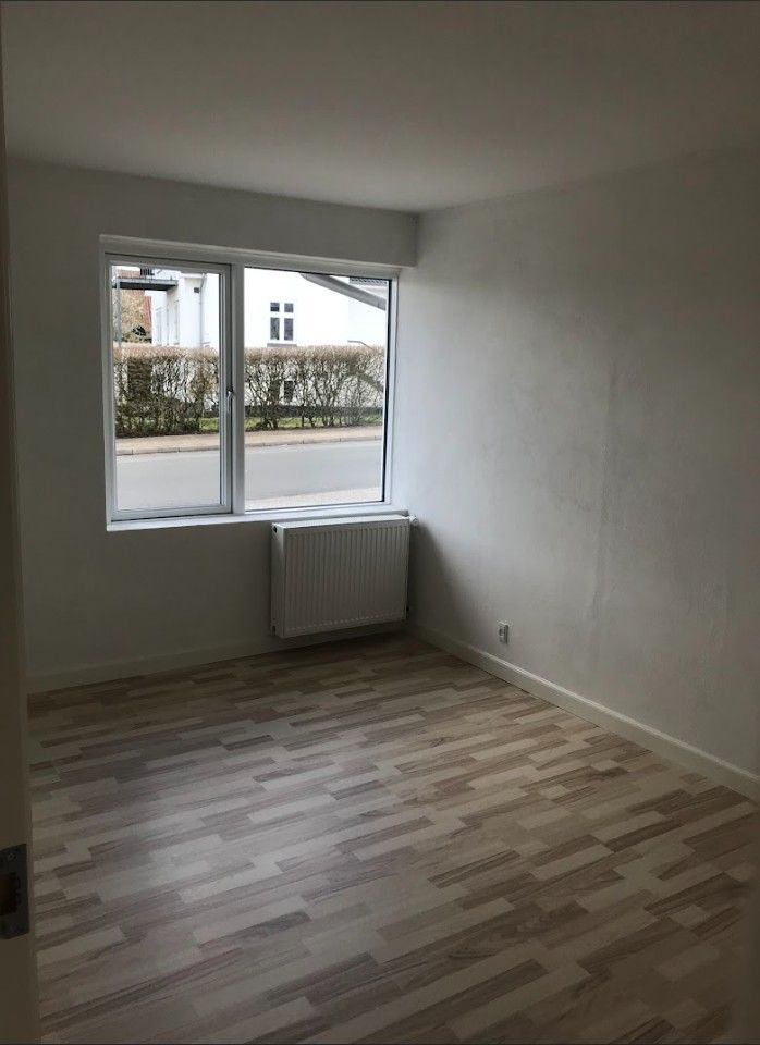 Nyrenoveret, charmerende, unik & super lækker 3-vær rækkehus på 67m2 med panel-wall samt direkte adgang til gårdhave/terrasse og til p-plads. Adgang til lækker have. Mulighed for tilslutning af egen vaskemaskine/tørretumbler i rækkehuset. Placeret centralt i Kolding tæt ved Kolding Storcenter og med hurtig tilkørsel til motorvej.