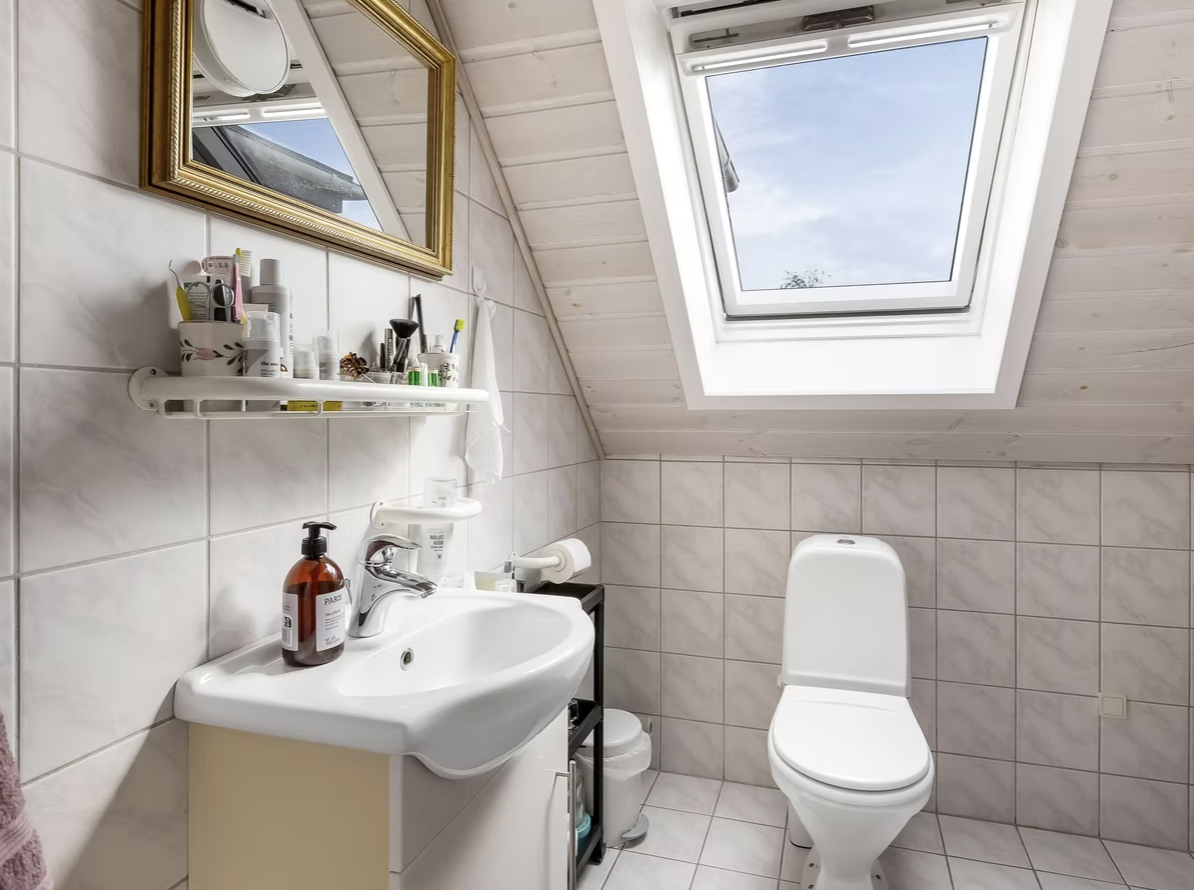 Fully Furnished Room for female renter in an International Student House close to VIA and AU in Herning