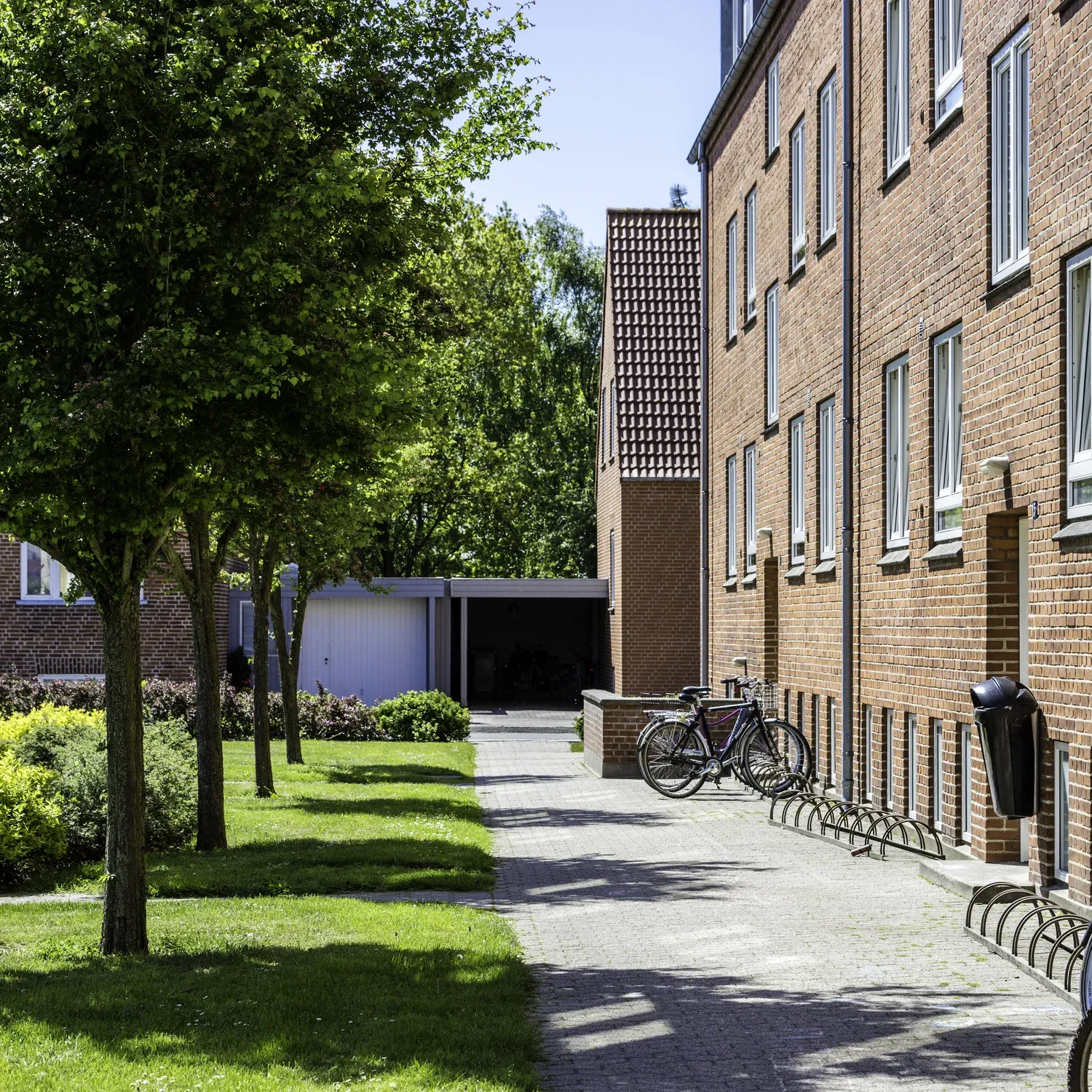 Afdelingen er beliggende på Holbergsvej i nærheden af Lavhedecentret, Gråkjær Arena, Stationen, VIA, daginstitutioner og Rolf Krake Skolen.