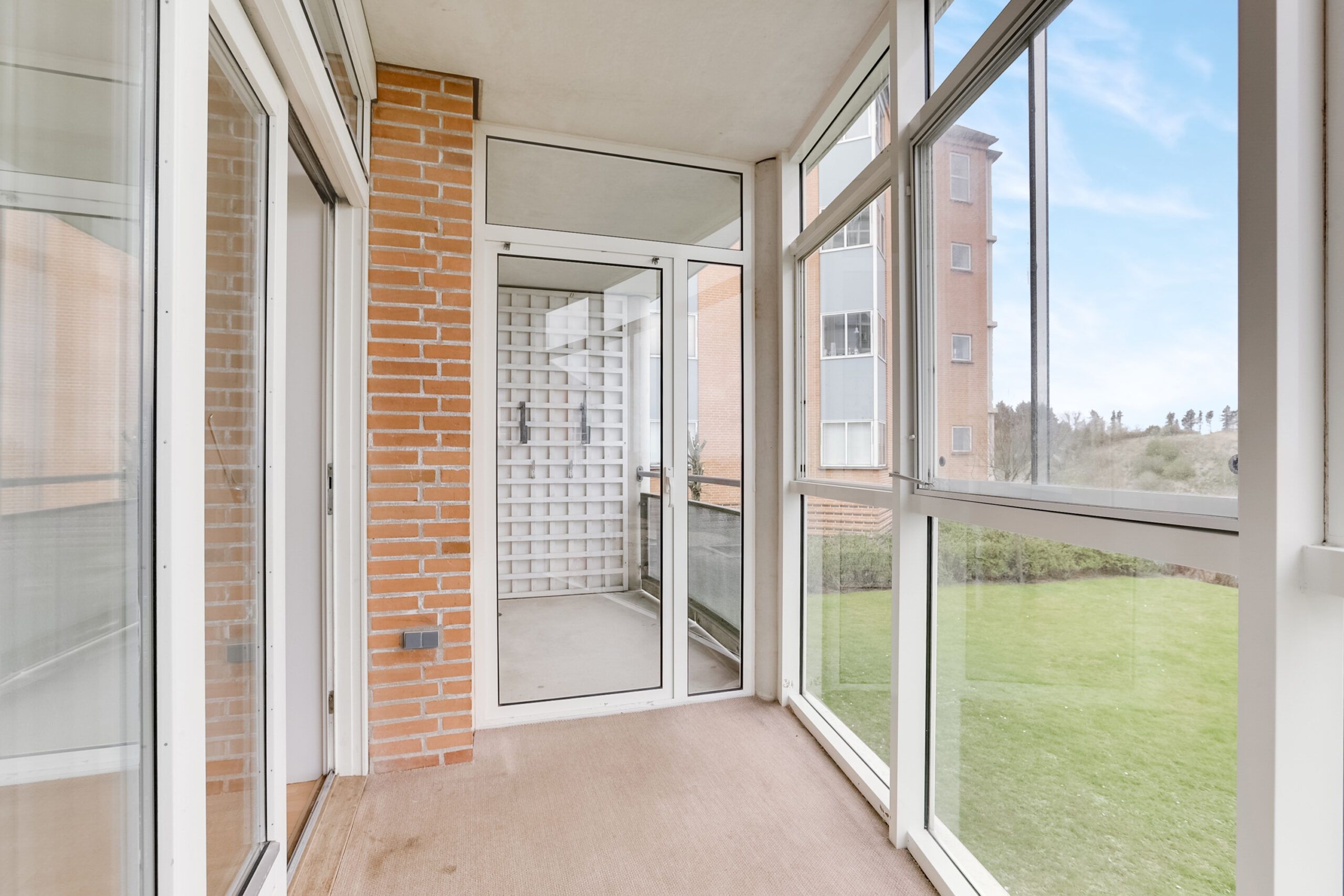 Med både lukket og åben altan