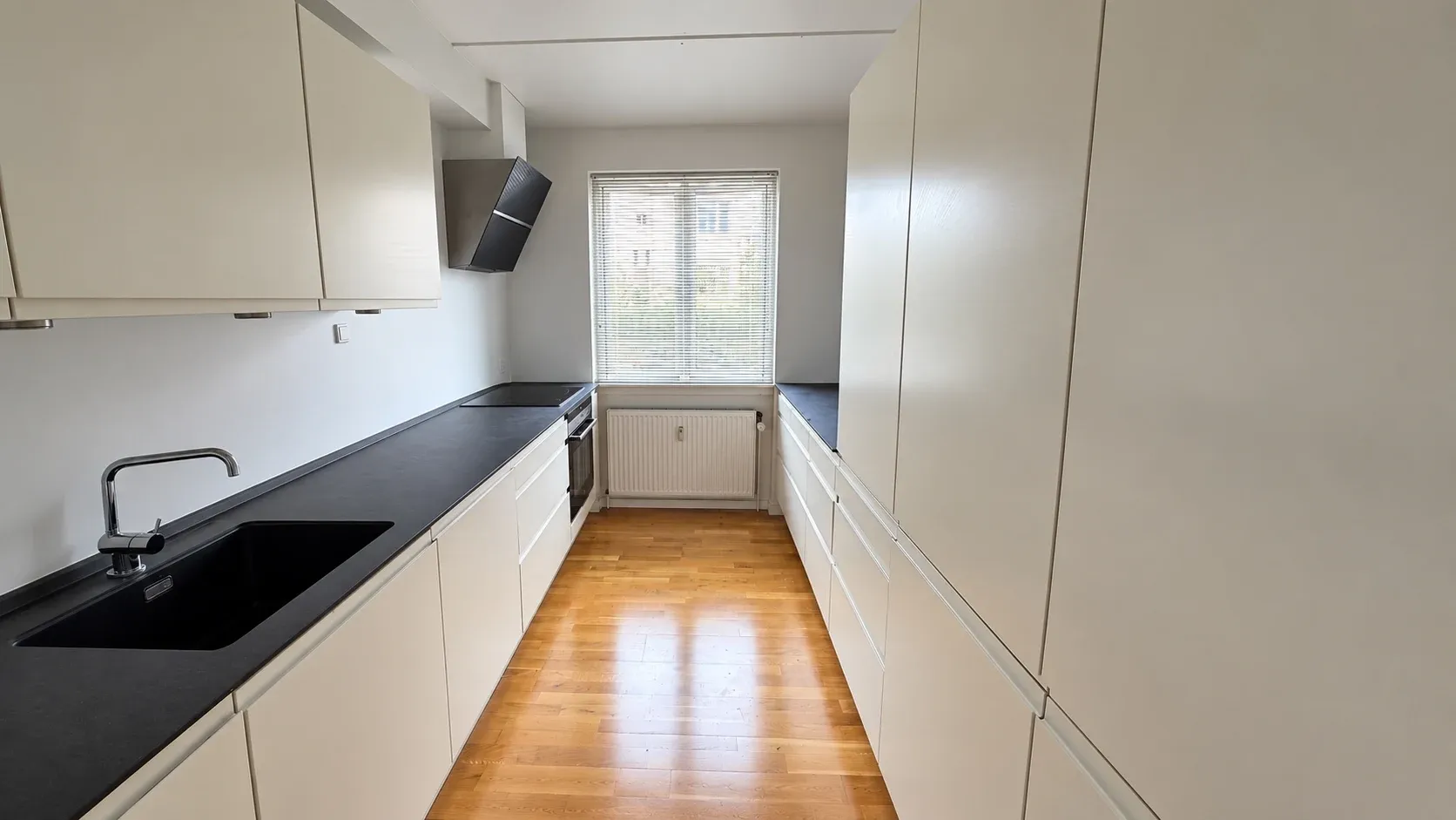Skøn lejlighed i Hellerup med solrig og ugeneret terrasse